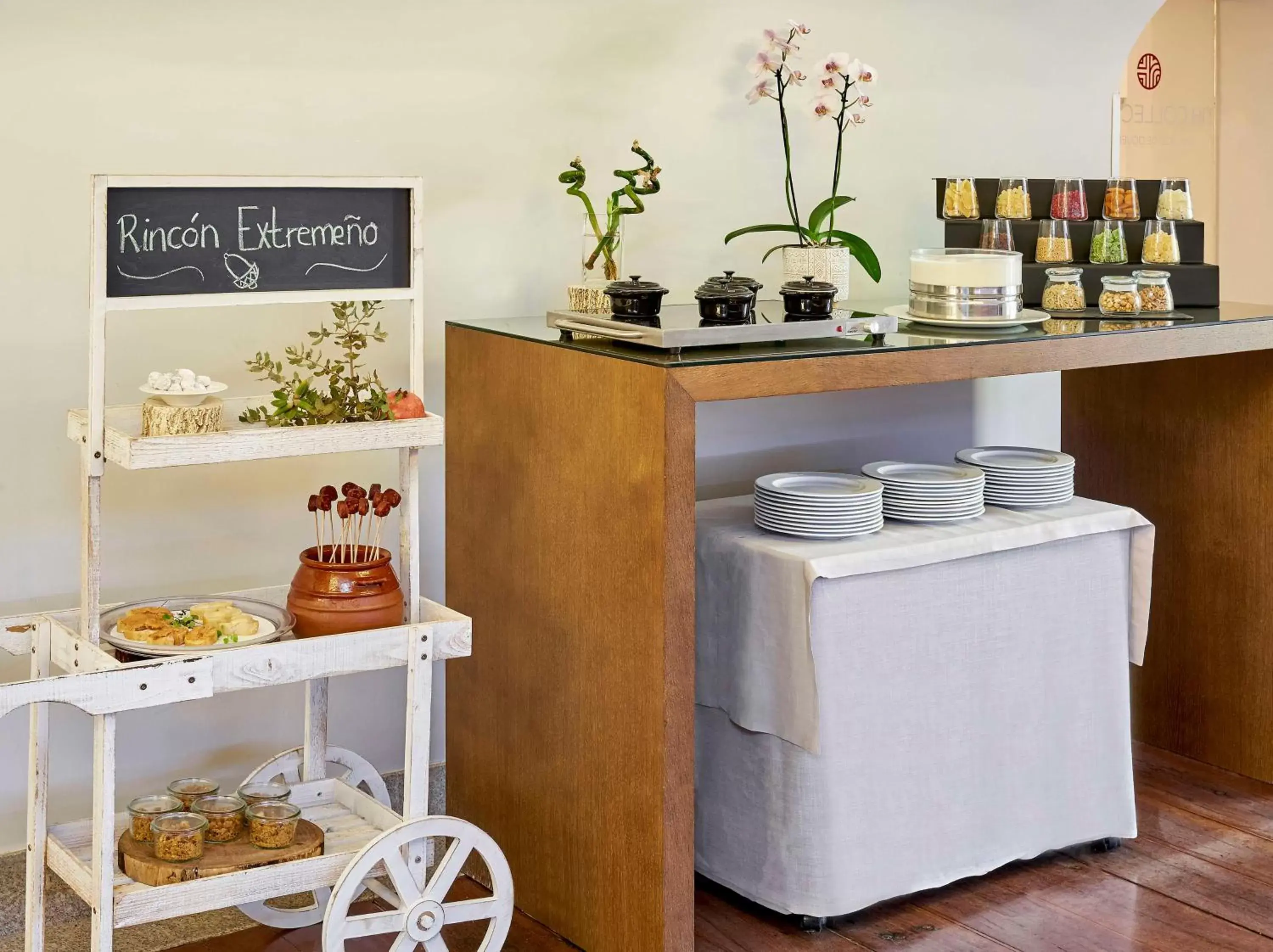 Restaurant/places to eat, Kitchen/Kitchenette in NH Collection Cáceres Palacio de Oquendo