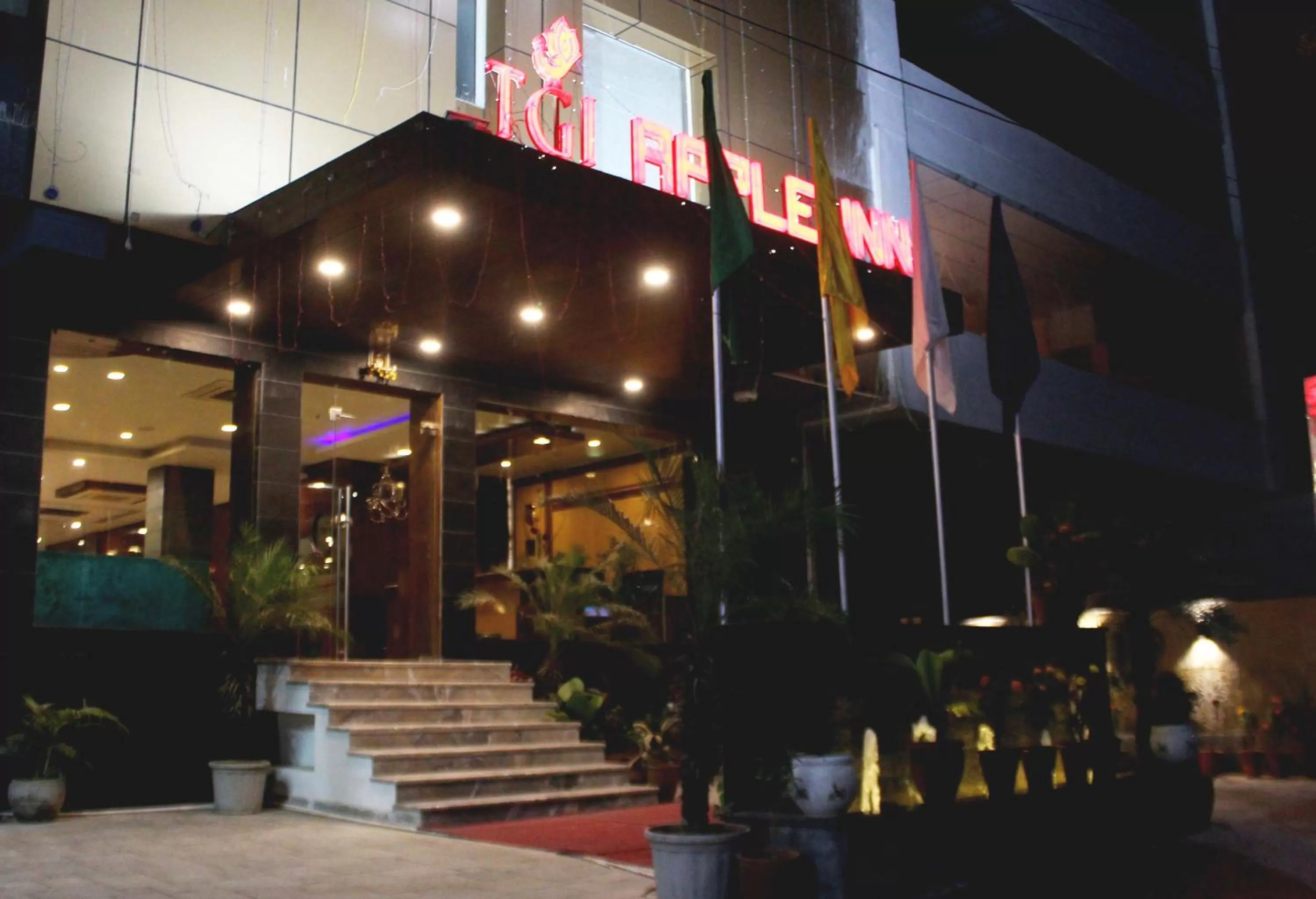 Facade/entrance in TGI Apple Inn