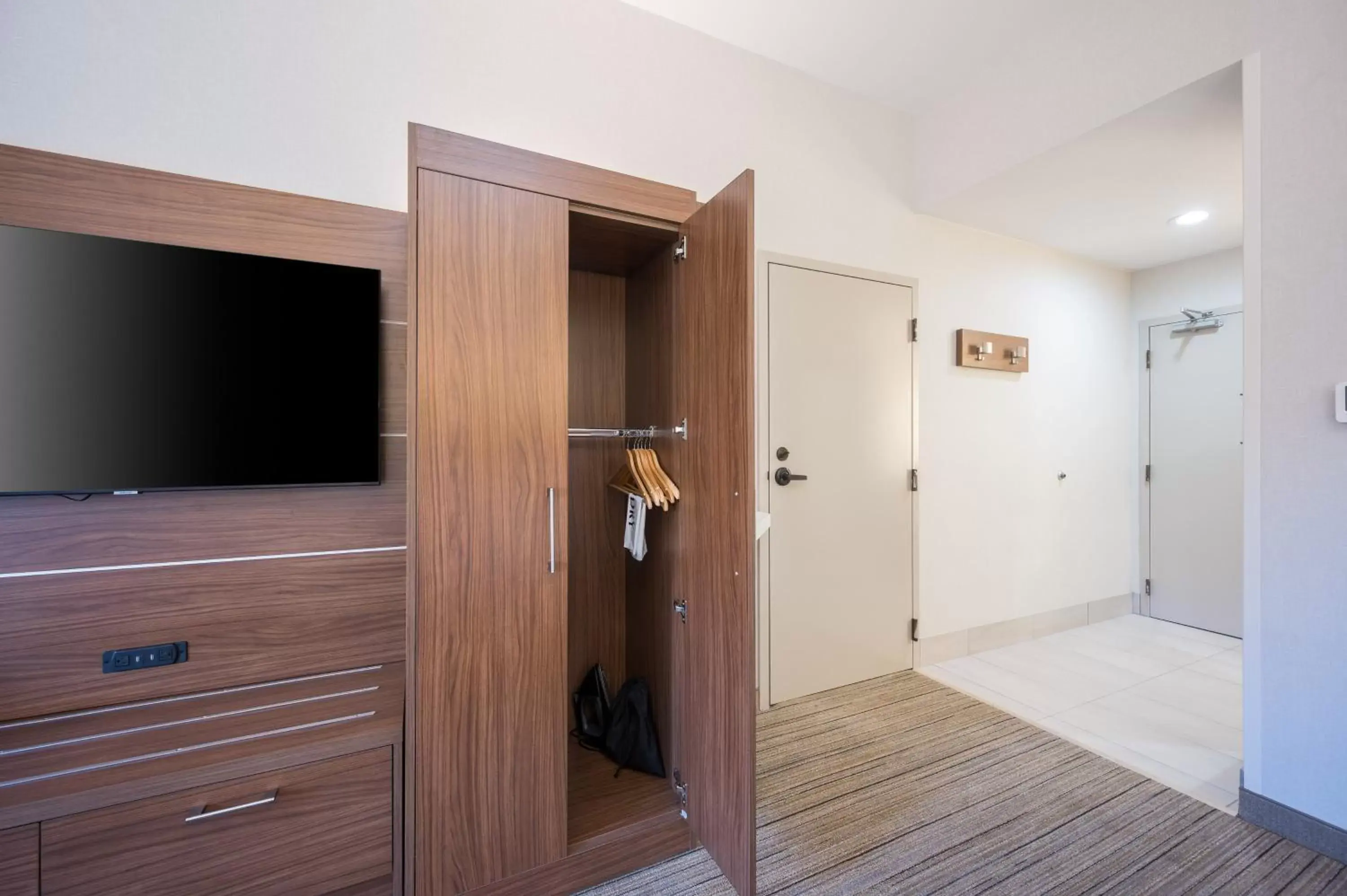 Photo of the whole room, Bathroom in Holiday Inn Express Grover Beach-Pismo Beach Area, an IHG Hotel