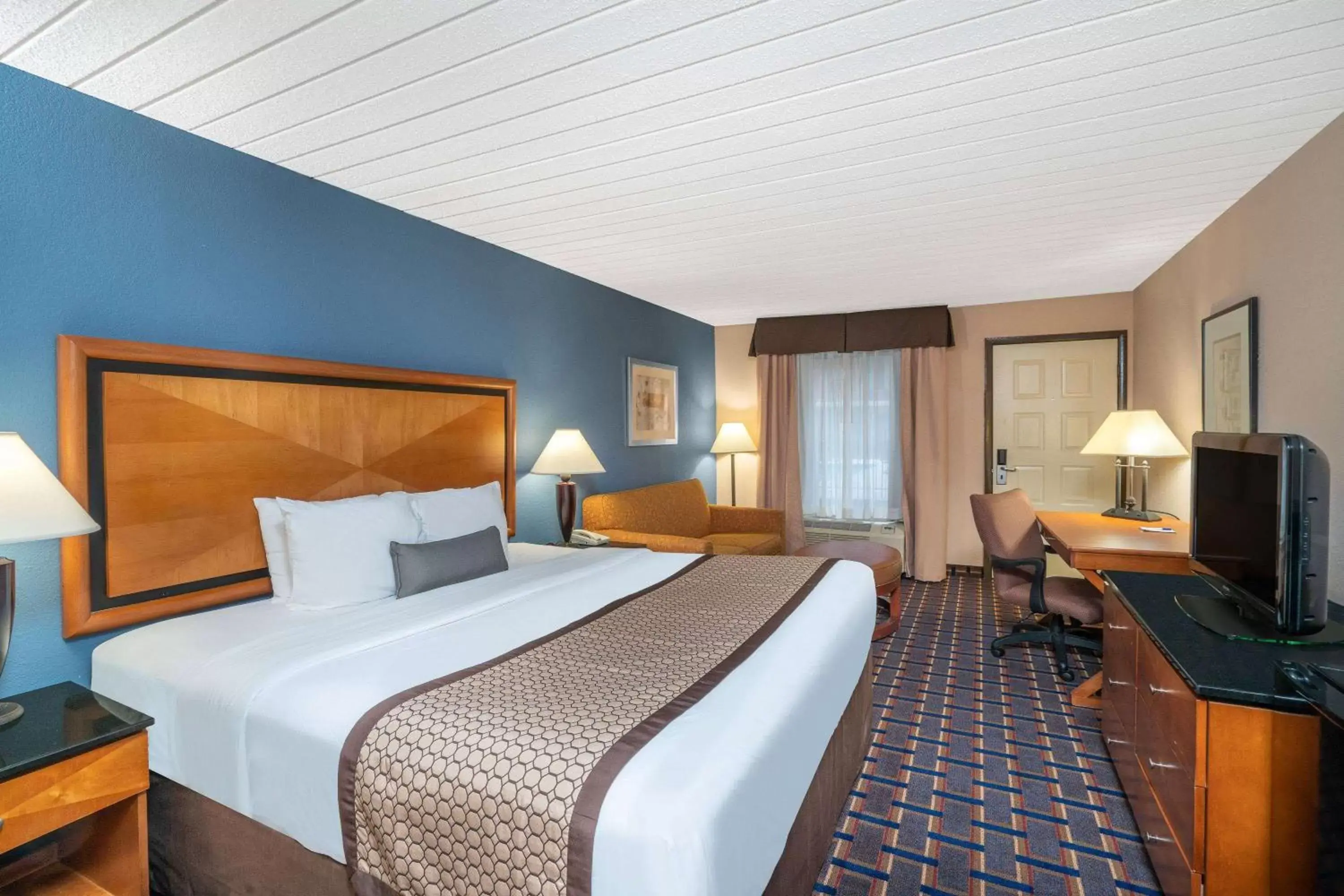 Photo of the whole room, Bed in Baymont by Wyndham Knoxville I-75