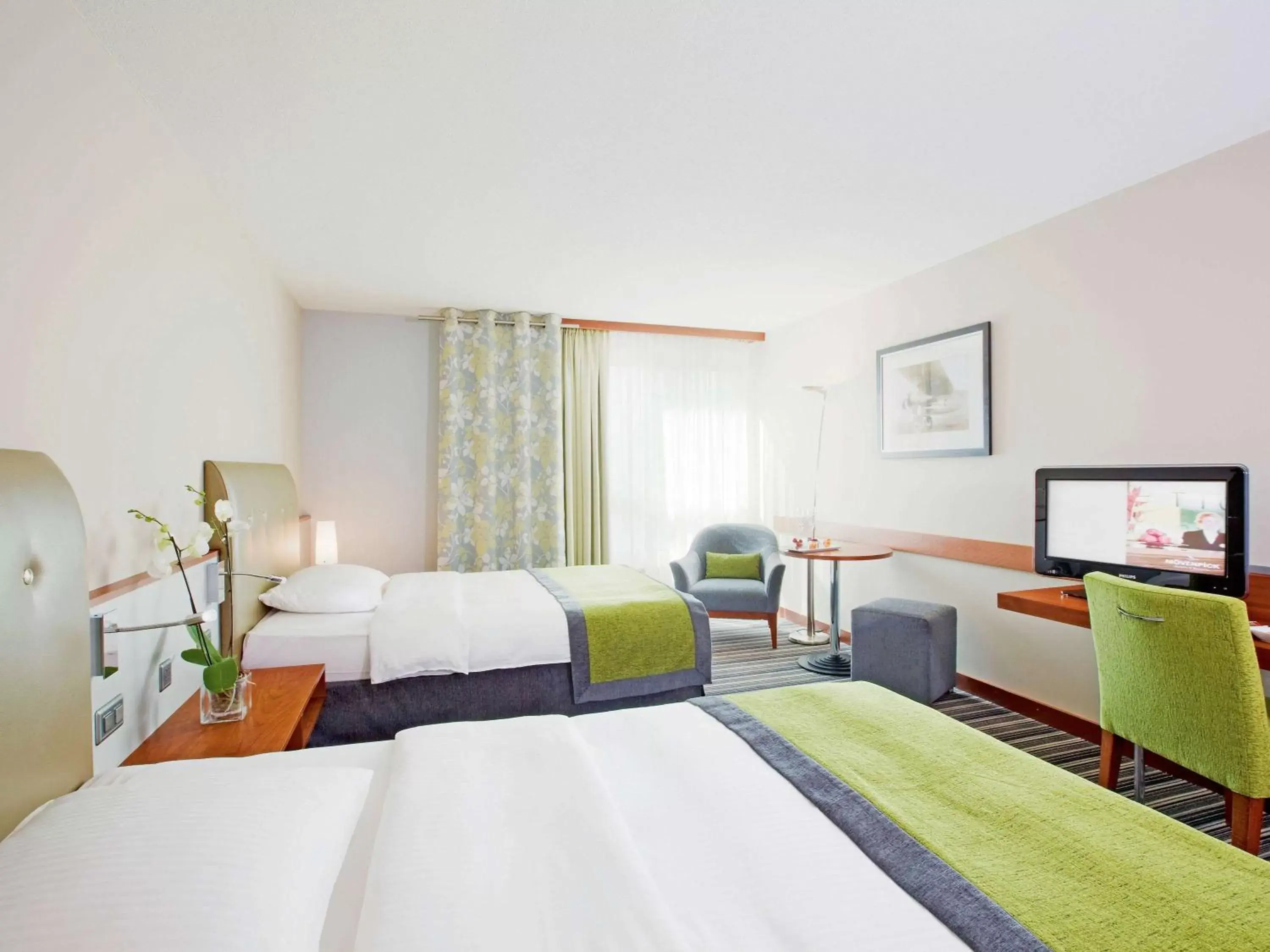 Photo of the whole room, Bed in Mövenpick Hotel Zurich Airport