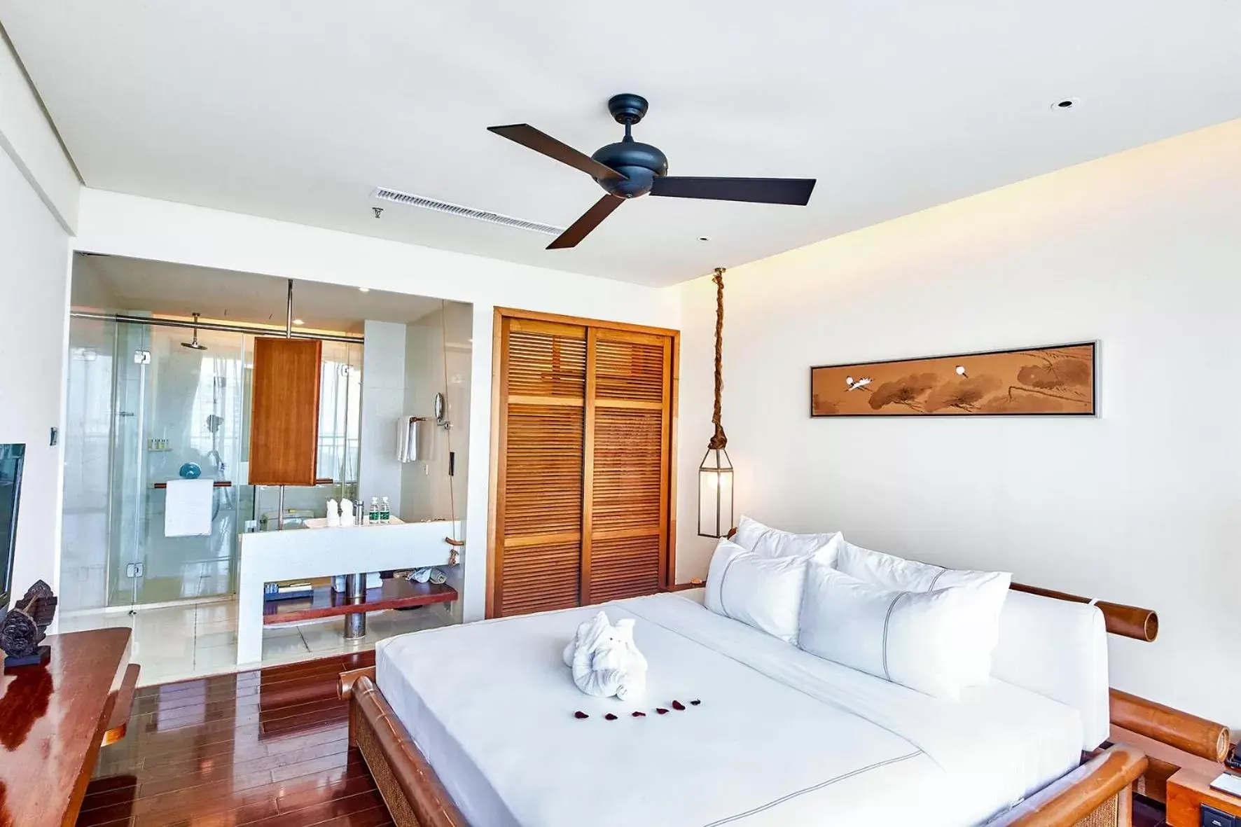Bed in Ocean Sonic Resort Sanya