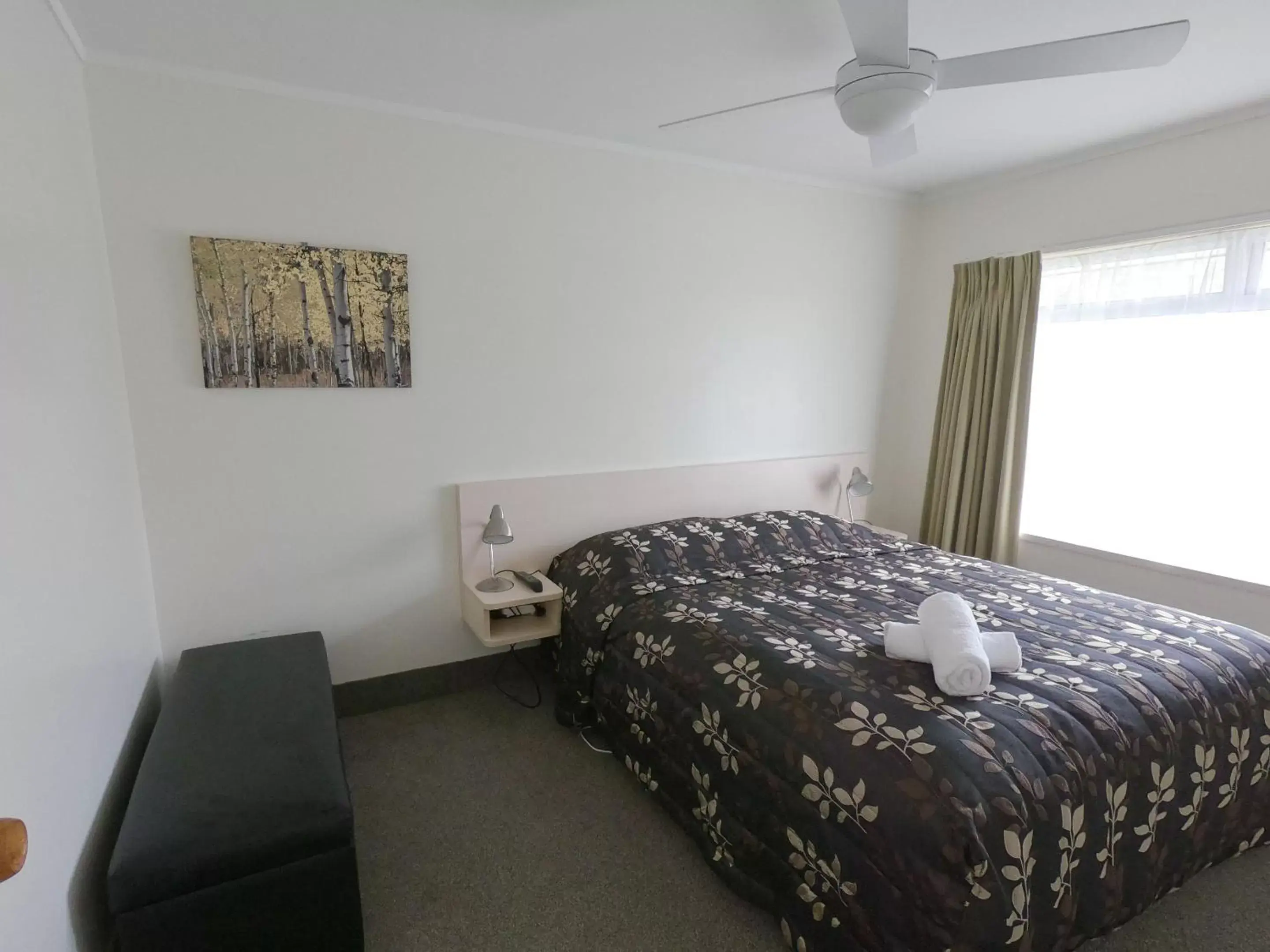 Bed in Castle Court Motel Bed in Castle Court Motel