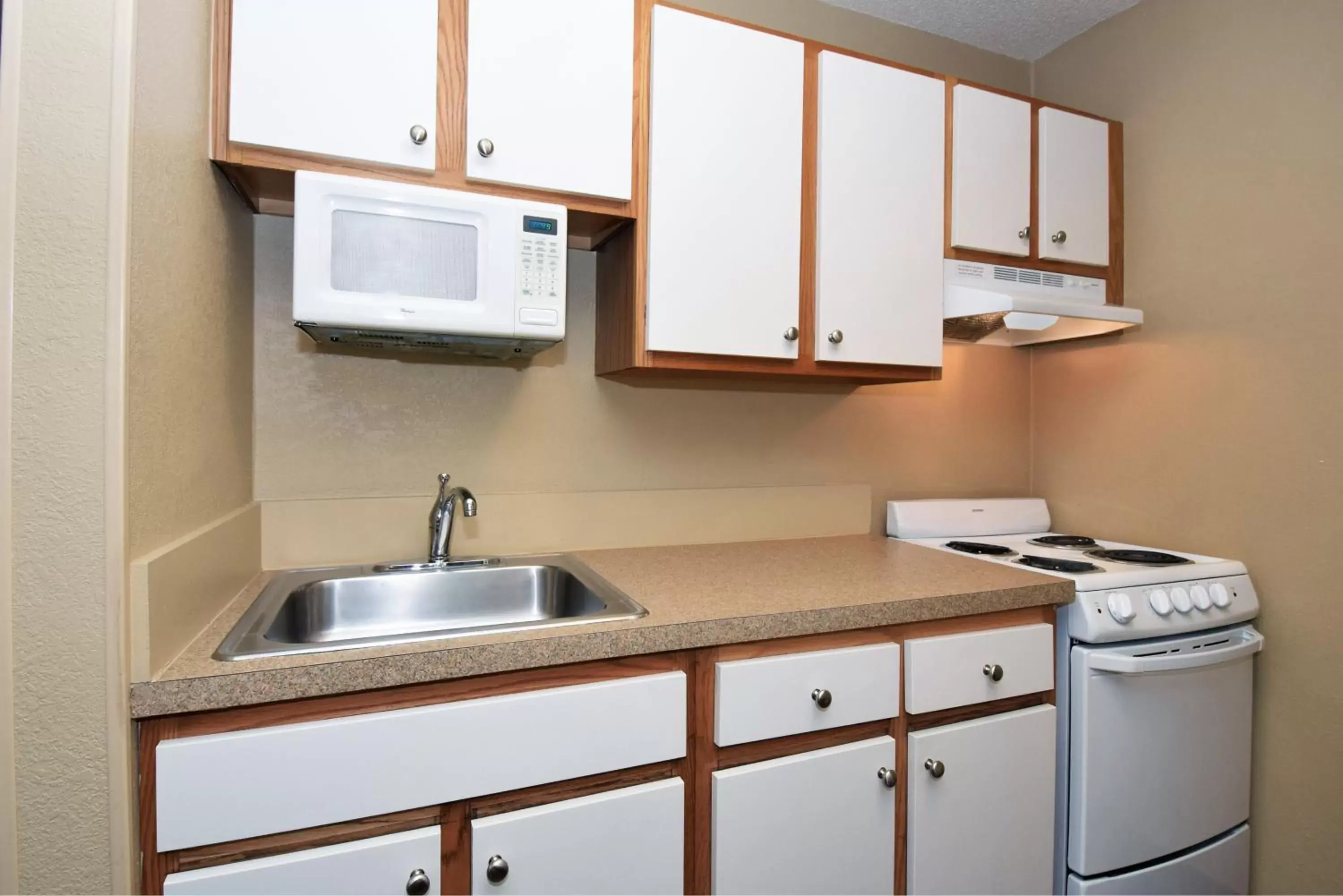 Kitchen or kitchenette, Kitchen/Kitchenette in Extended Stay America Suites - Rockford - State Street