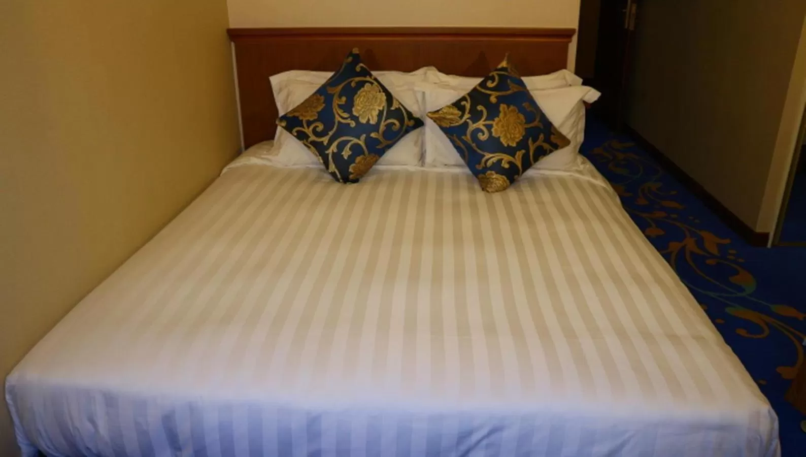 Bed in The Kimberley Hotel