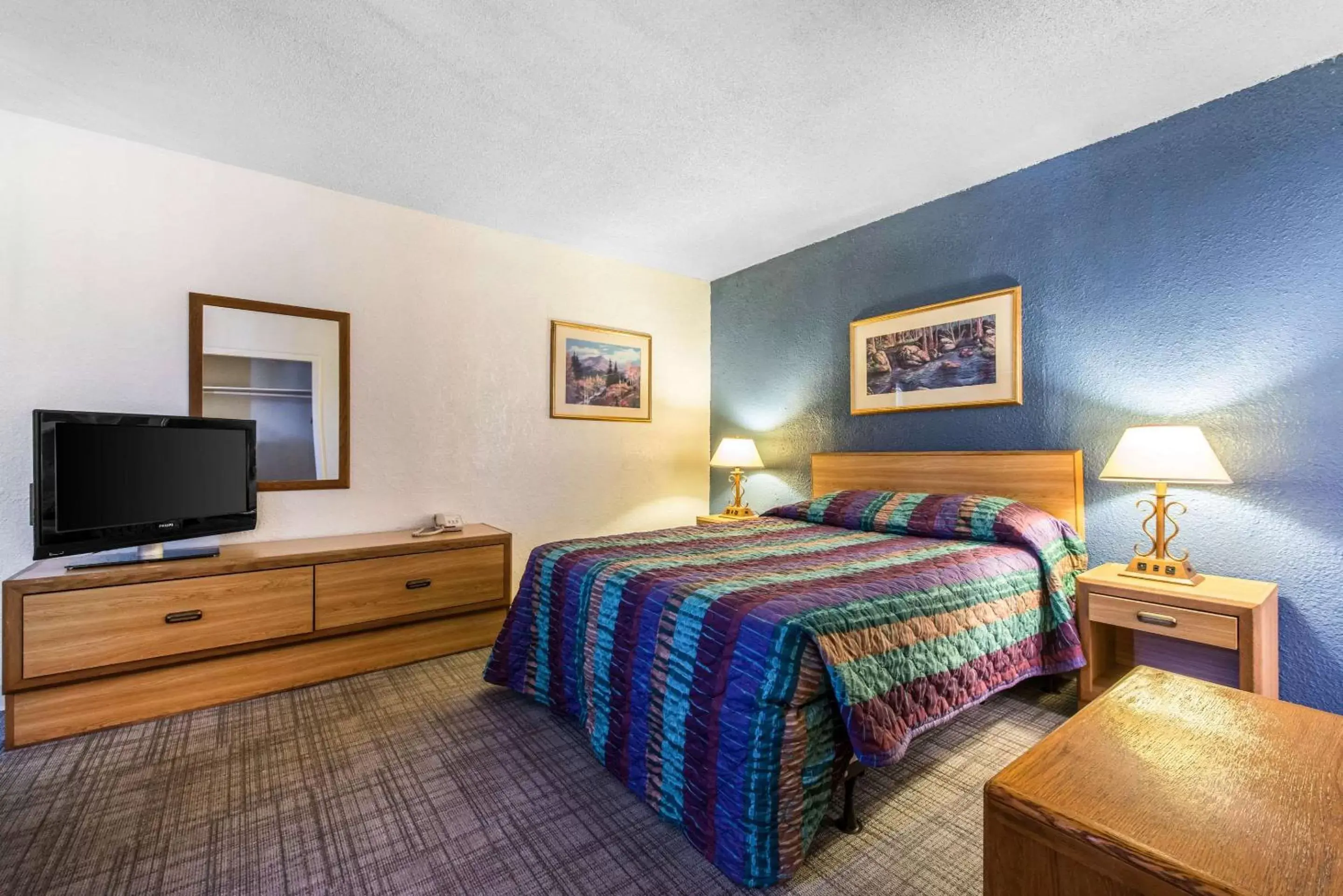 Photo of the whole room, Bed in Rodeway Inn & Suites Colorado Springs