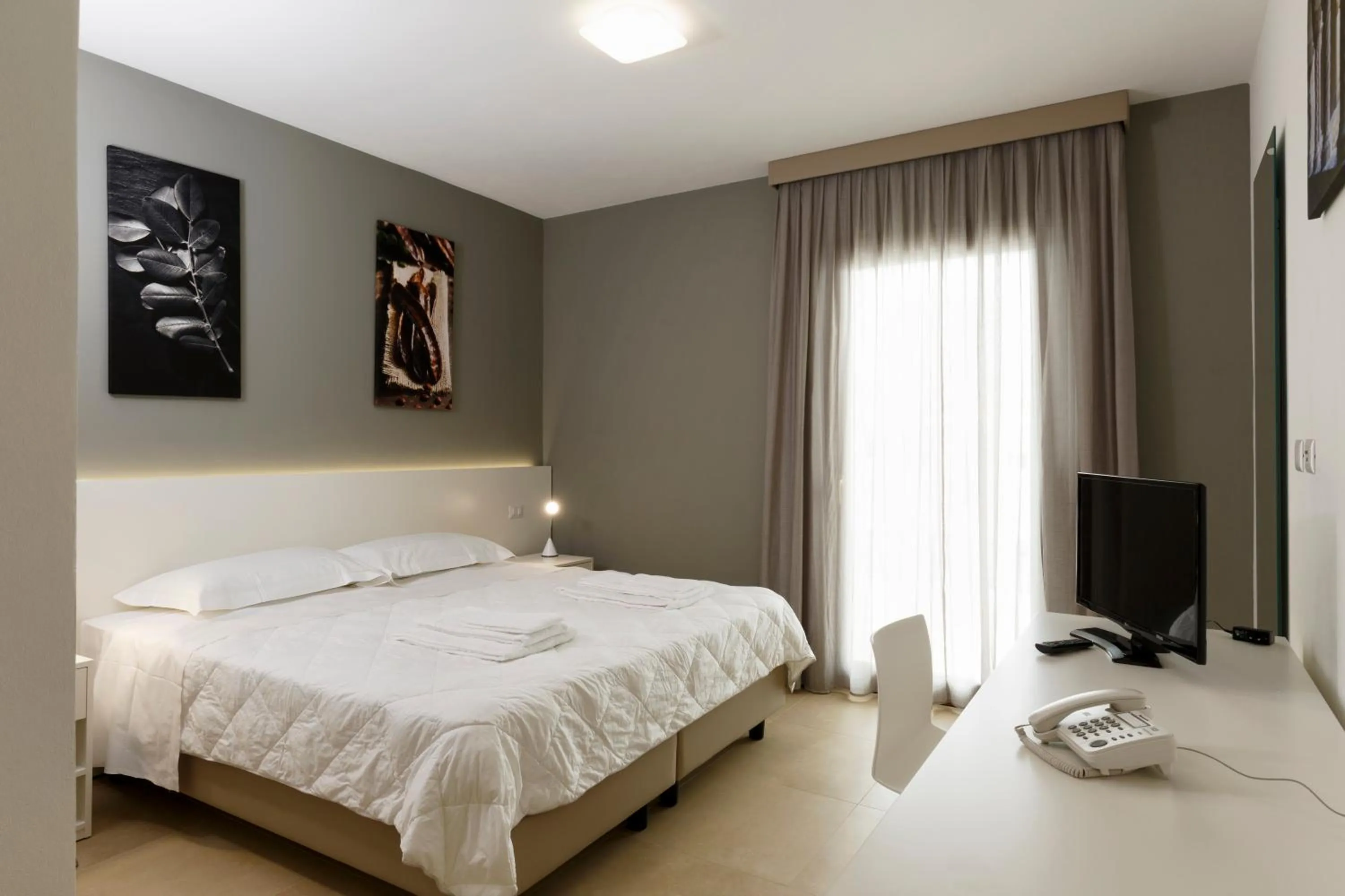 Balcony/Terrace, Bed in Southeast Hotel