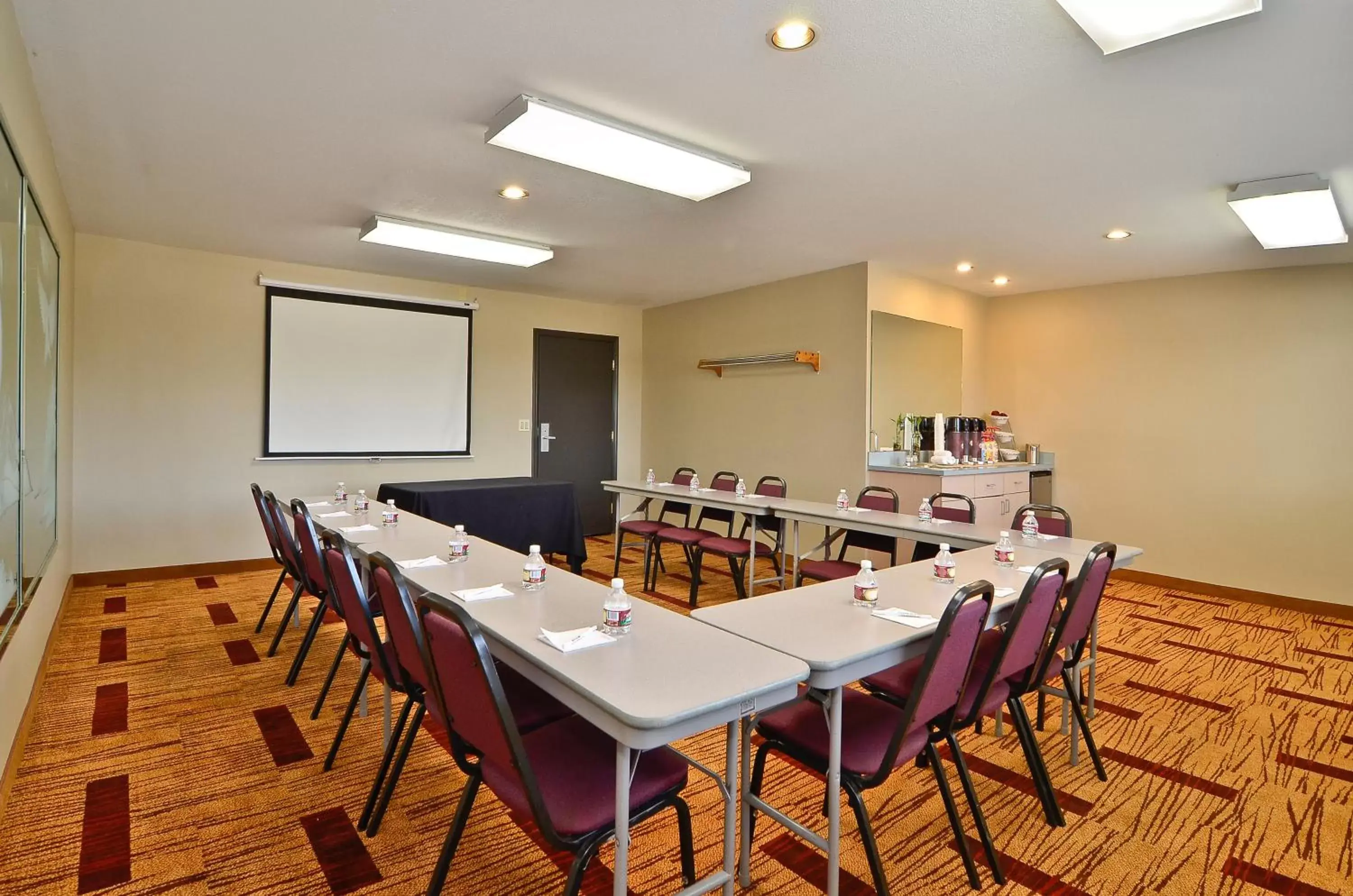 Business facilities in Clackamas Inn and Suites