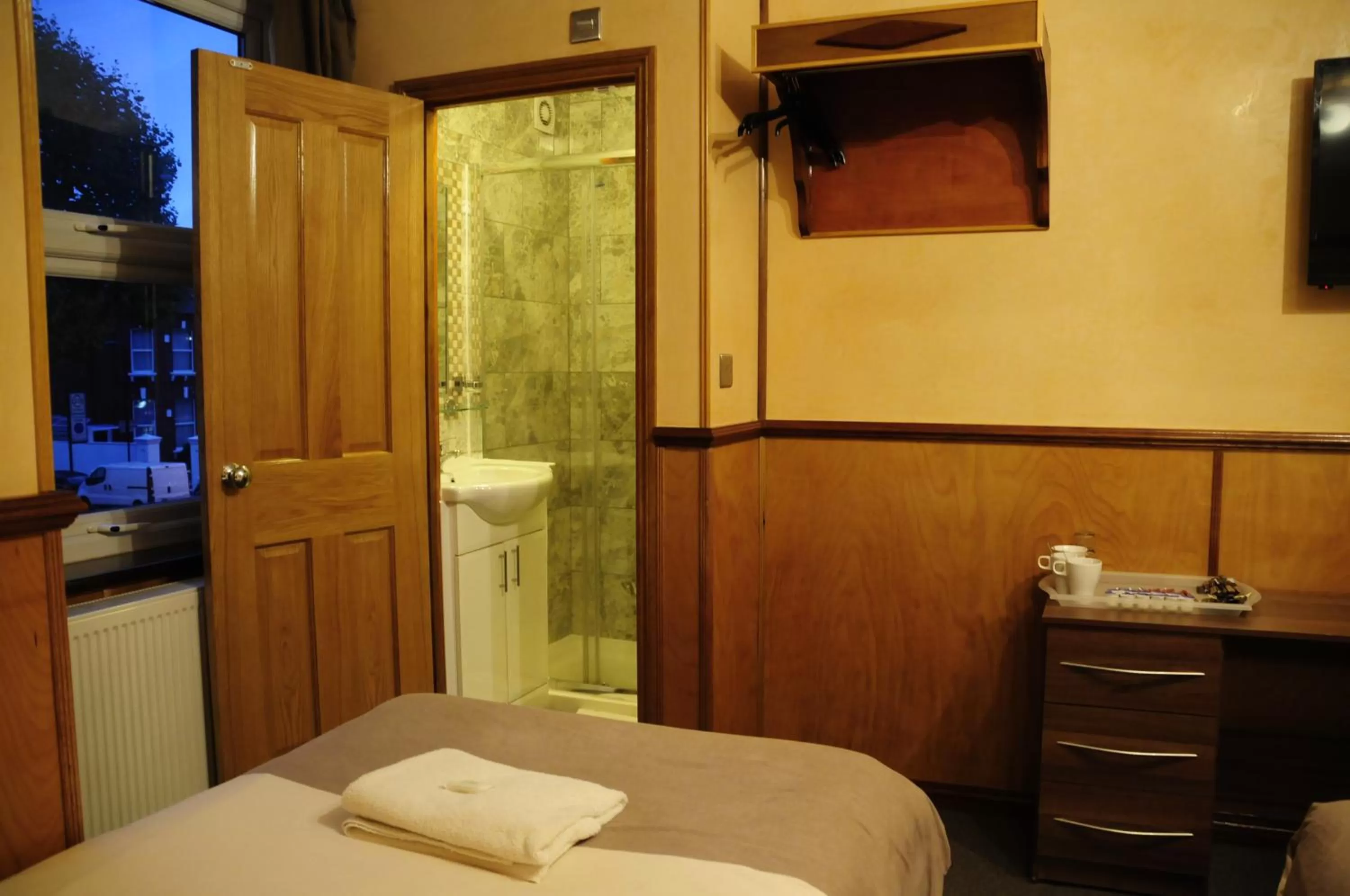 Bed in Cricklewood Lodge Hotel