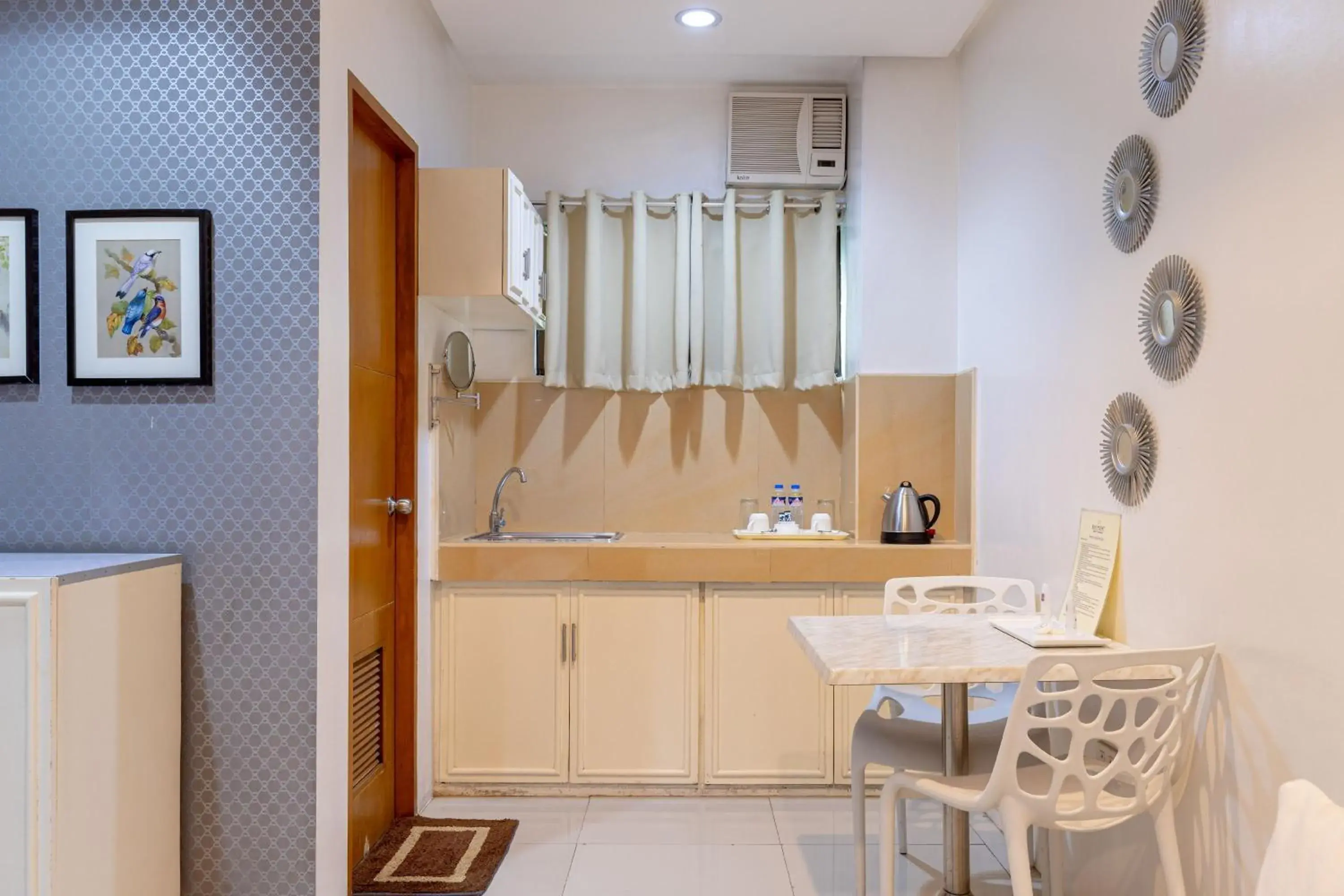 Kitchen or kitchenette, Kitchen/Kitchenette in Baymont Suites and Residences