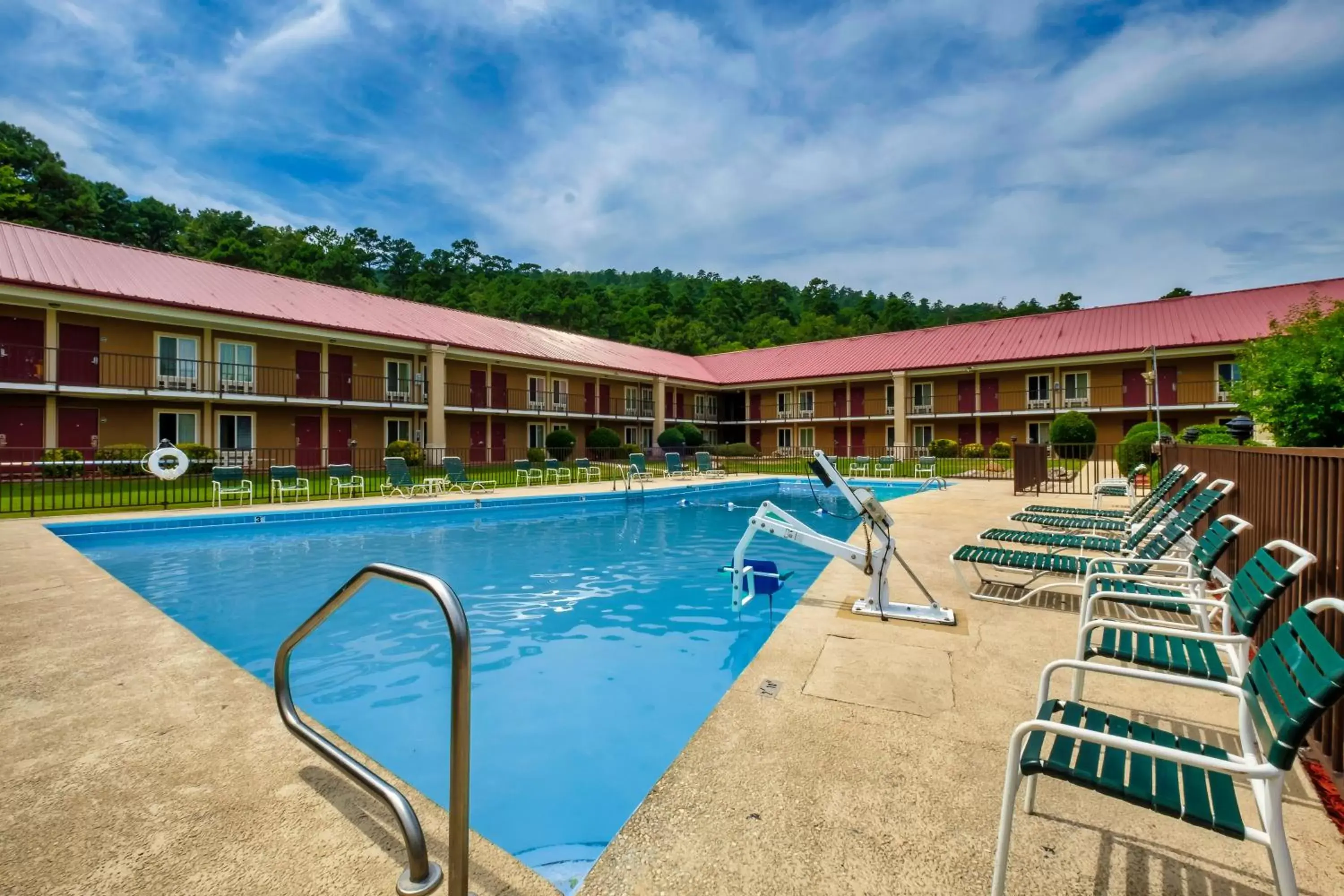 Swimming pool, Property Building in Red Roof Inn Hot Springs