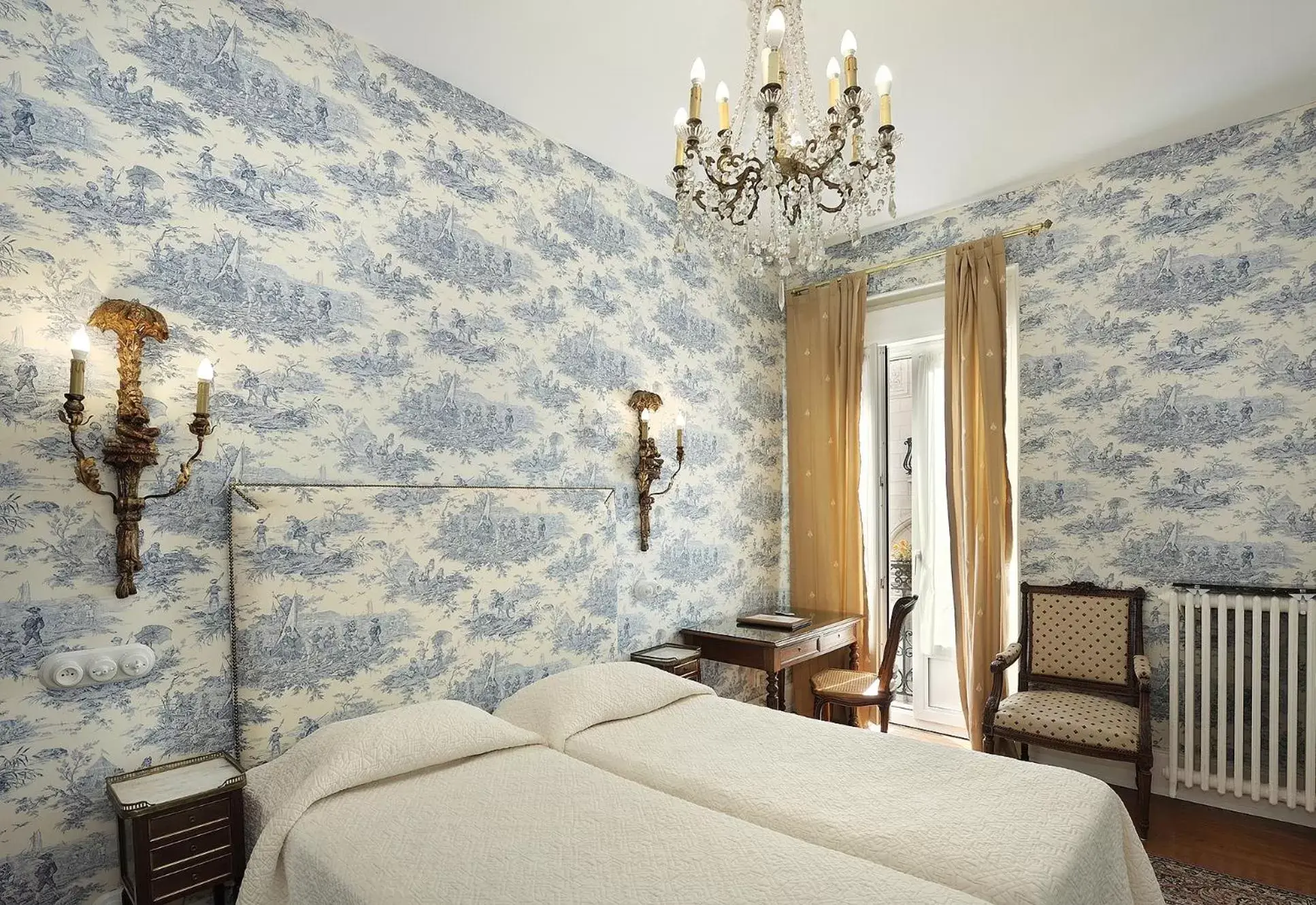 Bedroom, Bed in Hôtel de l'Abeille