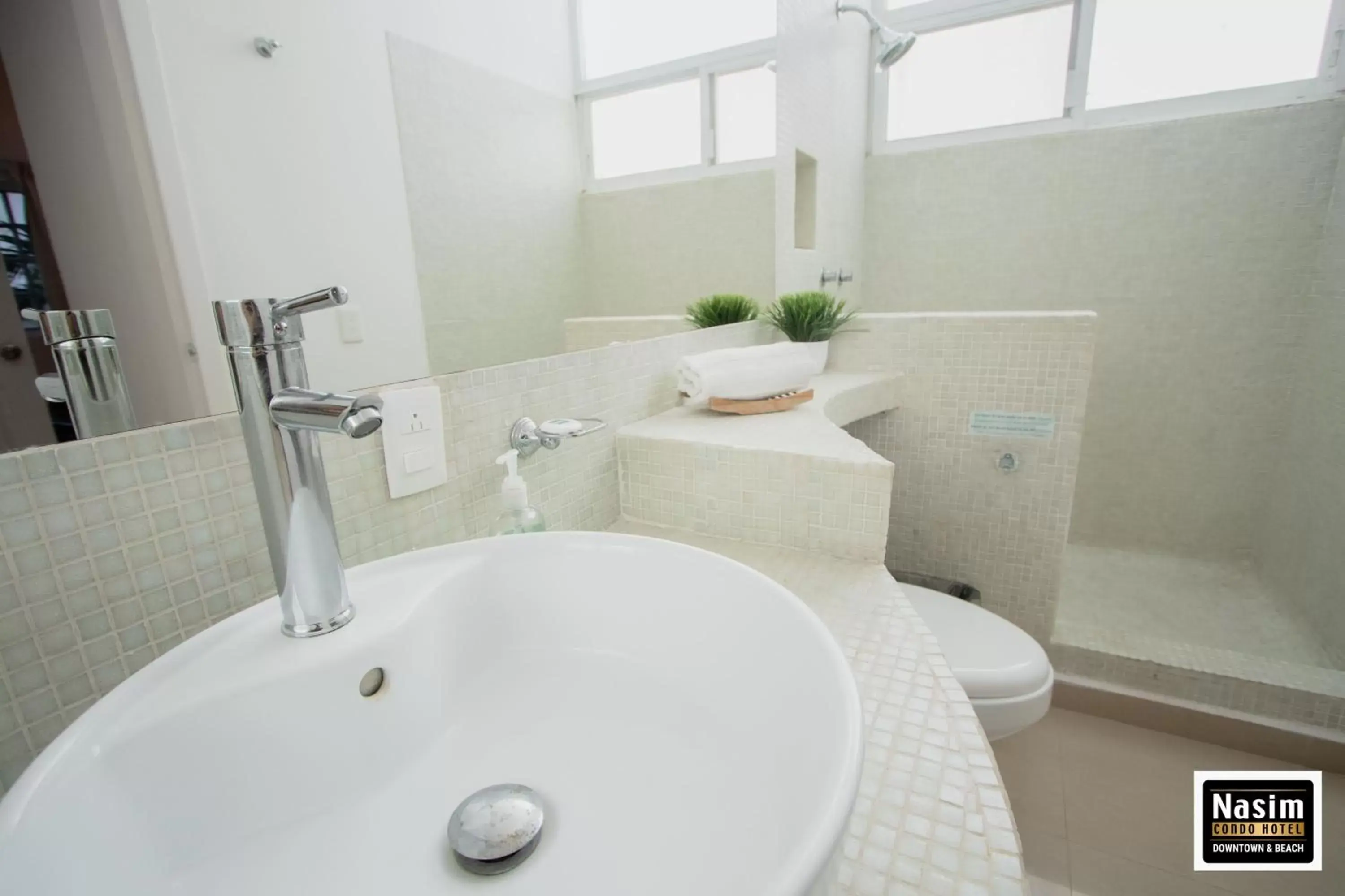 Bathroom in Nasim Condo Hotel con acceso BEACH CLUB GRATIS, metros 5th AVENIDA