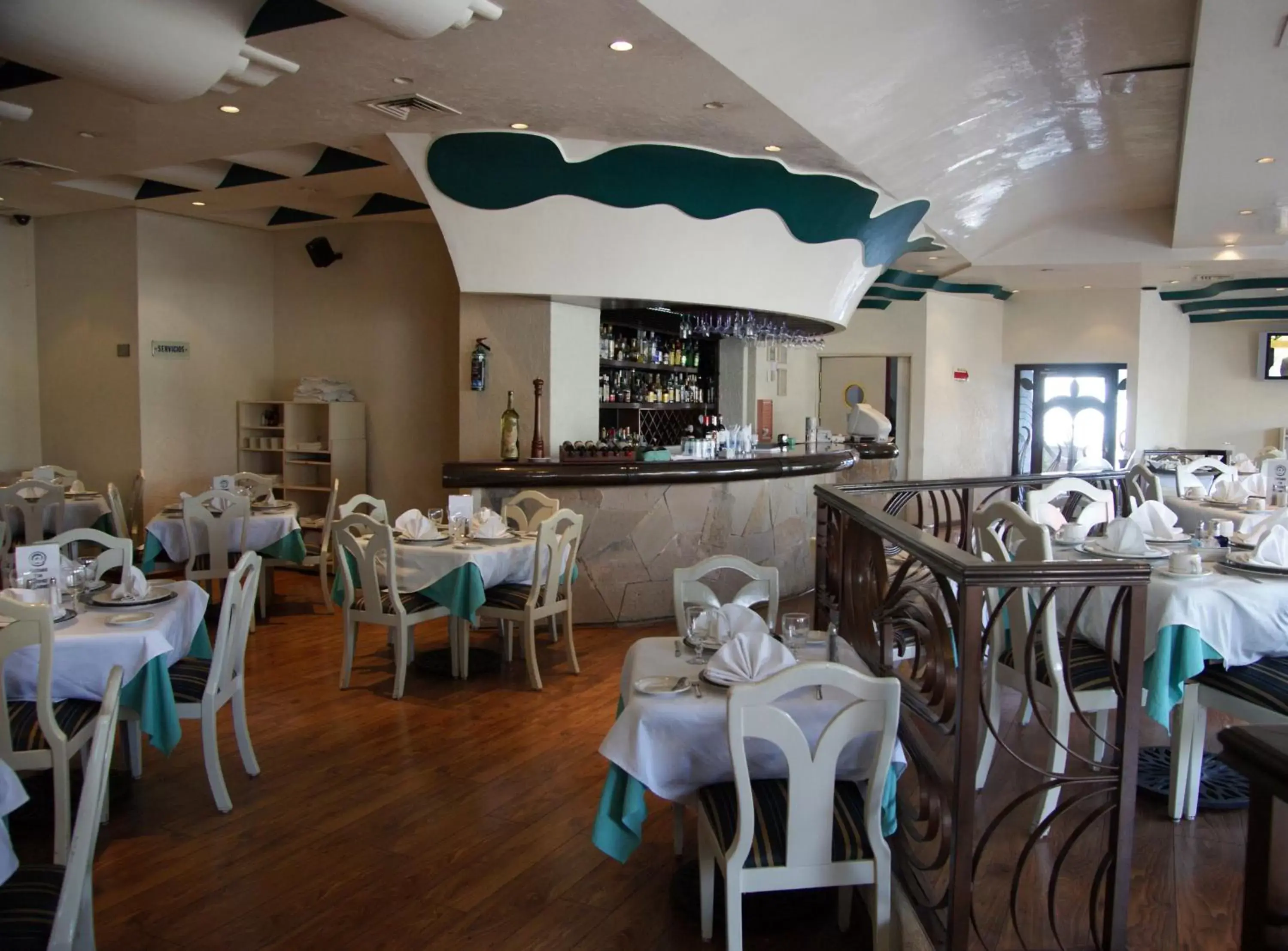 Restaurant/Places to Eat in Porto Novo Hotel & Suites