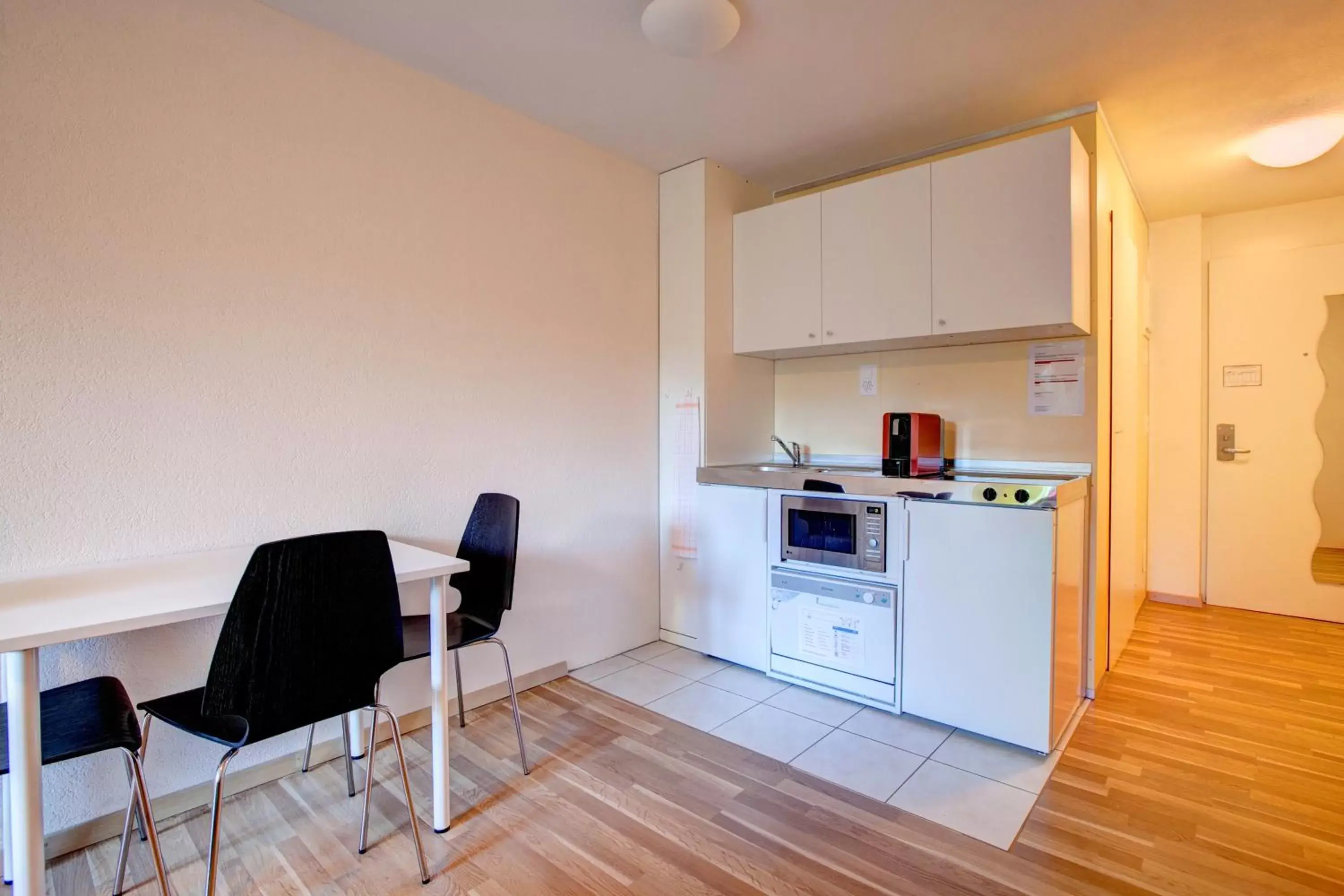 Kitchen or kitchenette, Kitchen/Kitchenette in Anstatthotel Hochdorf - contactless check-in