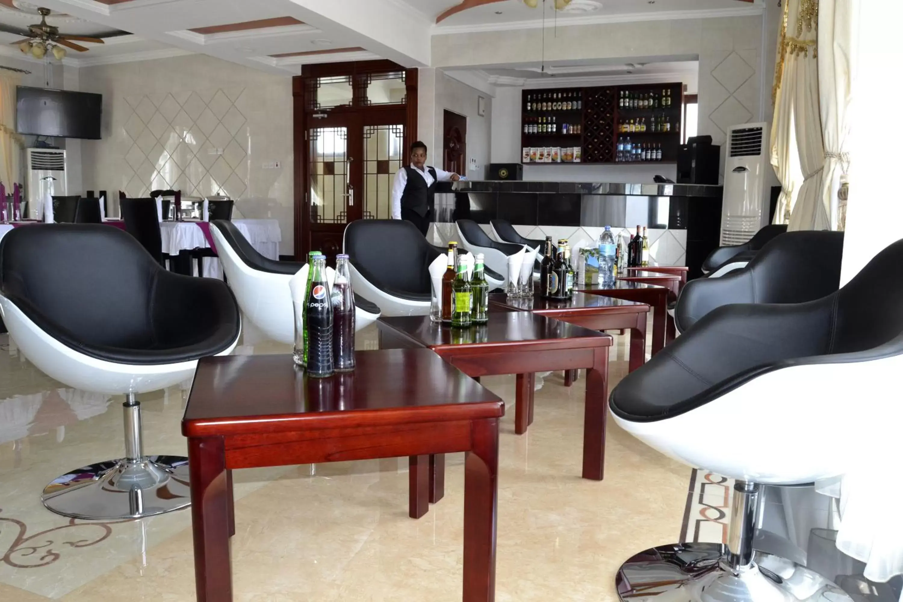Restaurant/places to eat, Lounge/Bar in Lantana Hotel
