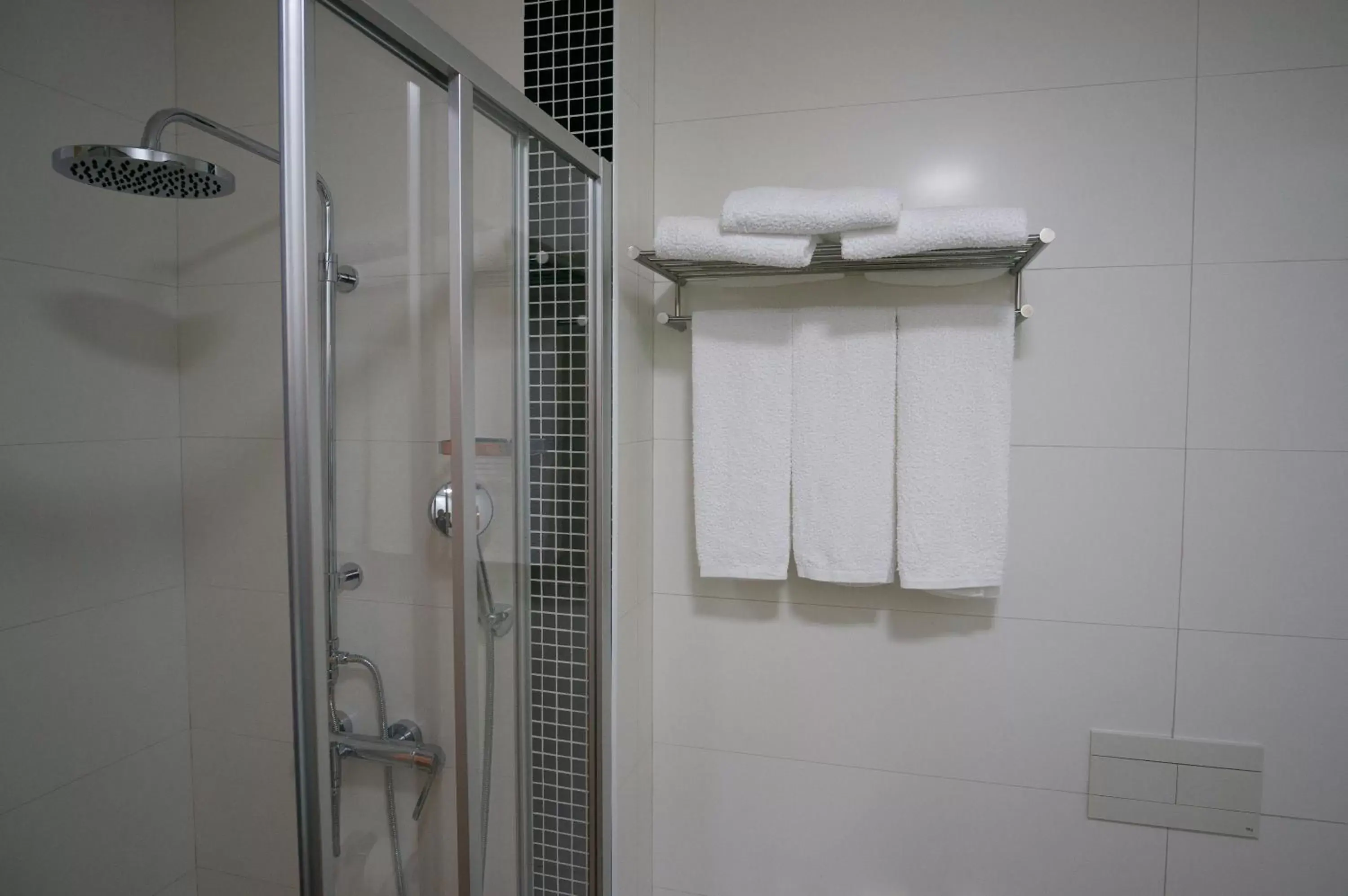 Shower, Bathroom in Hotel Vitória