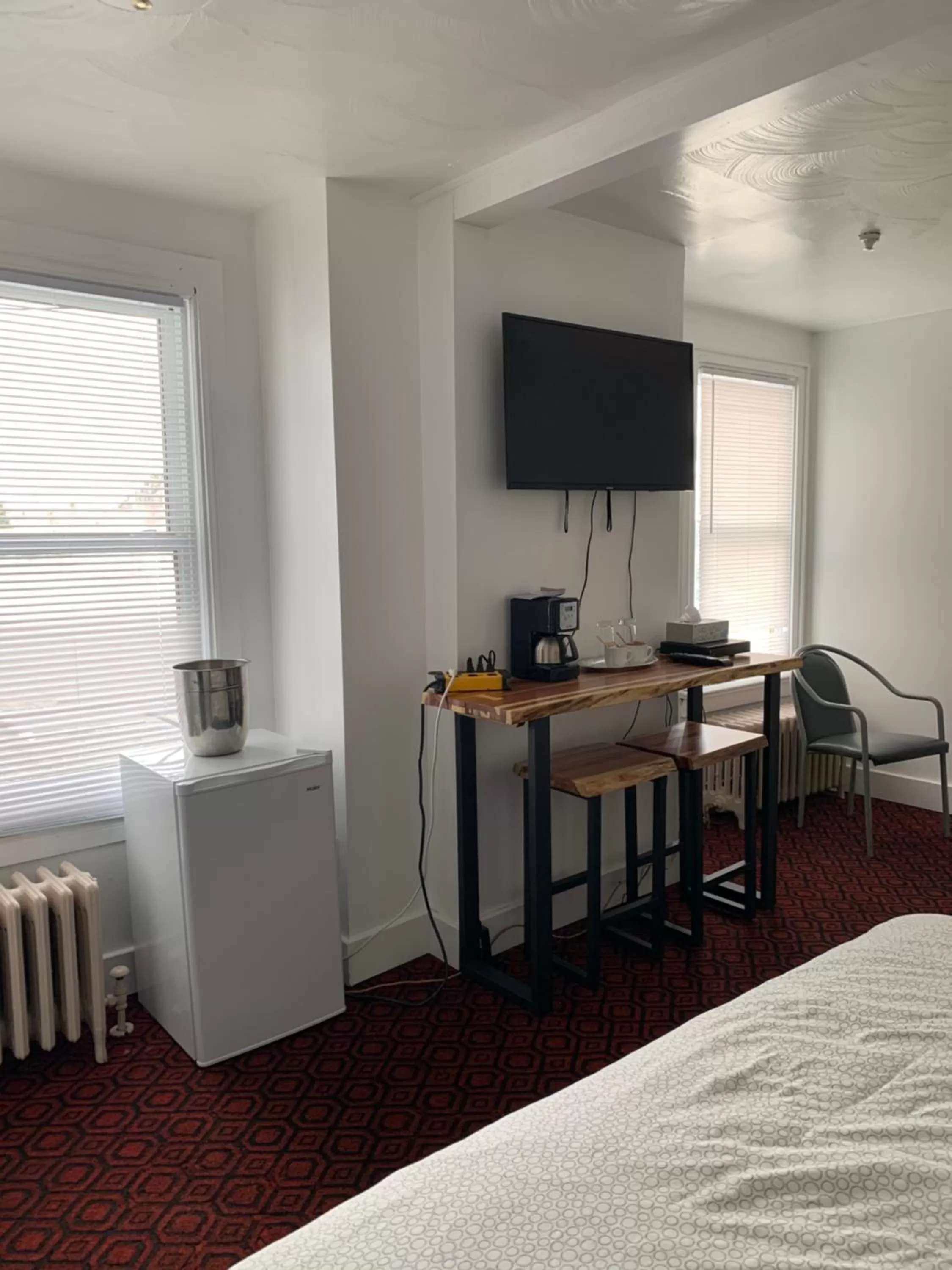 Bed in Lakeview Hotel