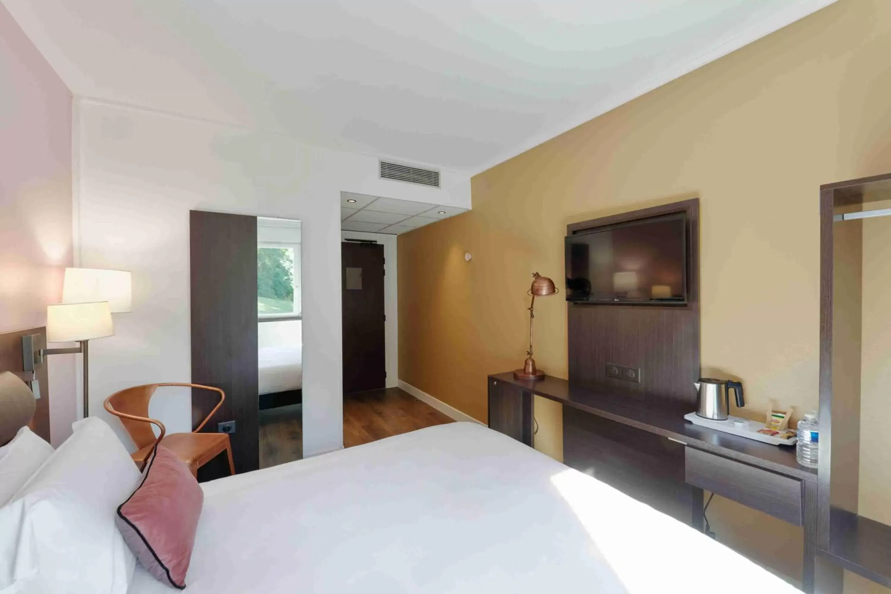 TV and multimedia, Bed in Kyriad Crepy En Valois