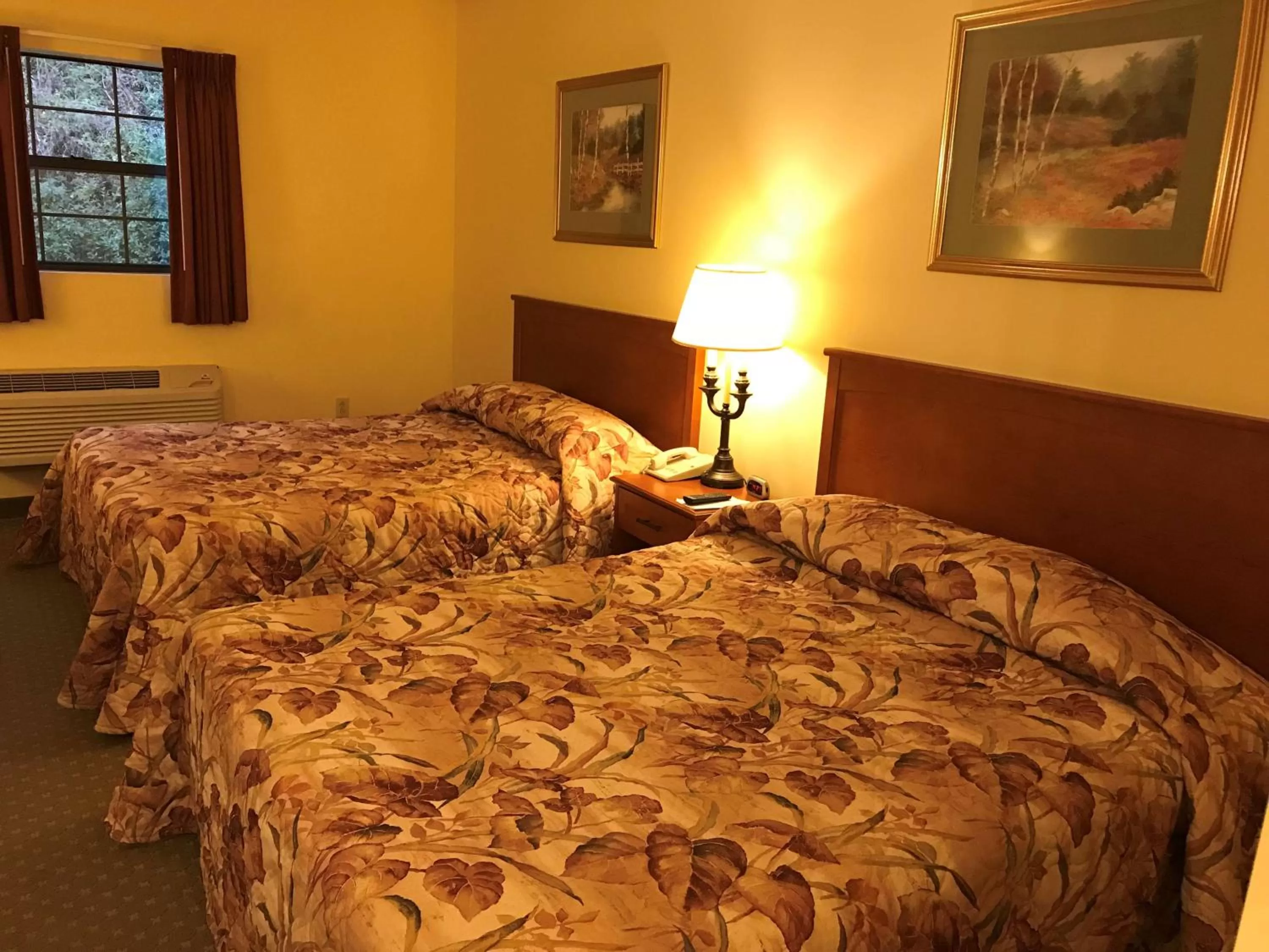 Deluxe Queen Room with Two Queen Beds - Non-Smoking in Motel 6-Bloomsburg, PA