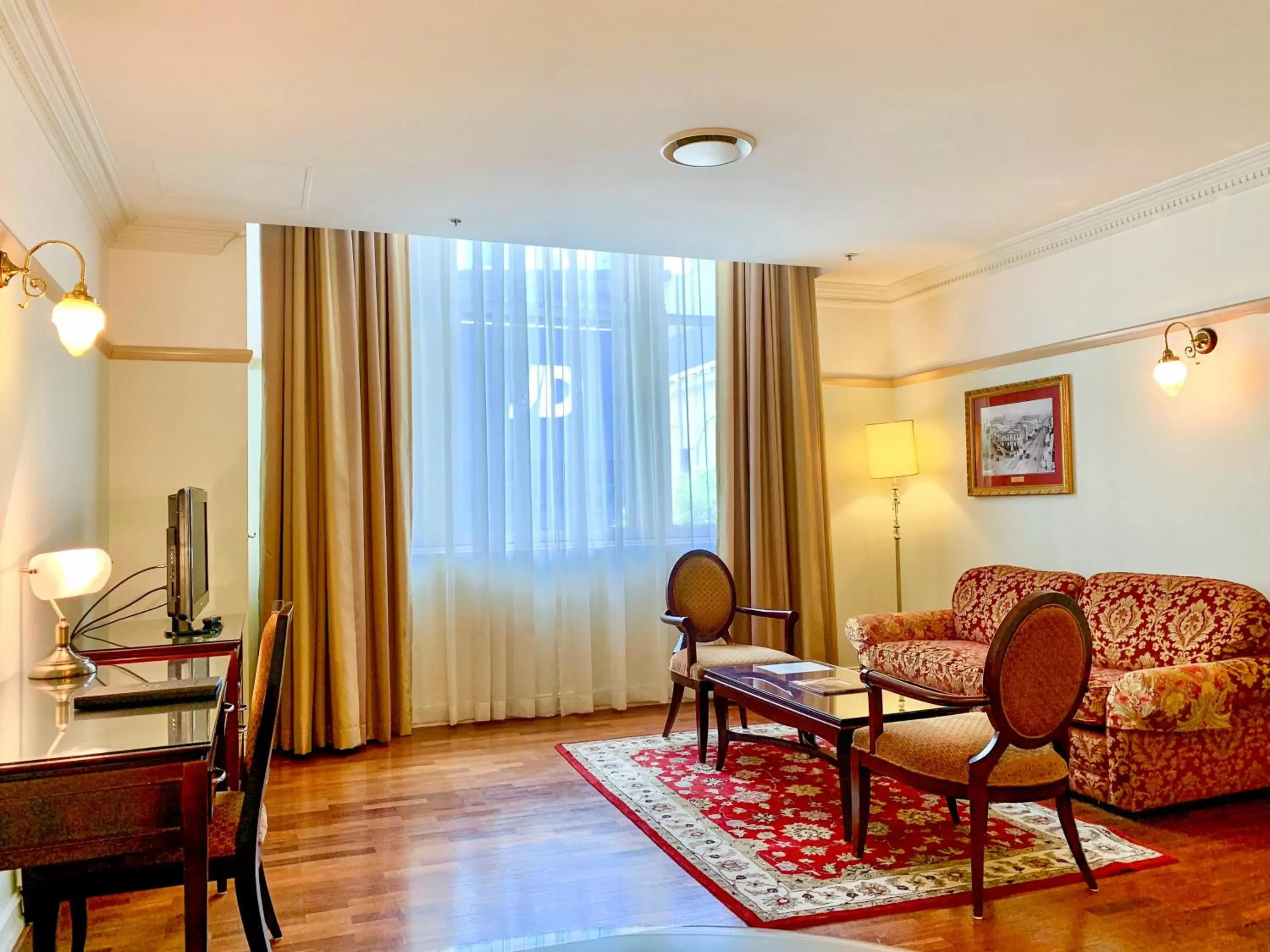 Living room, Seating Area in Royal Albert Hotel