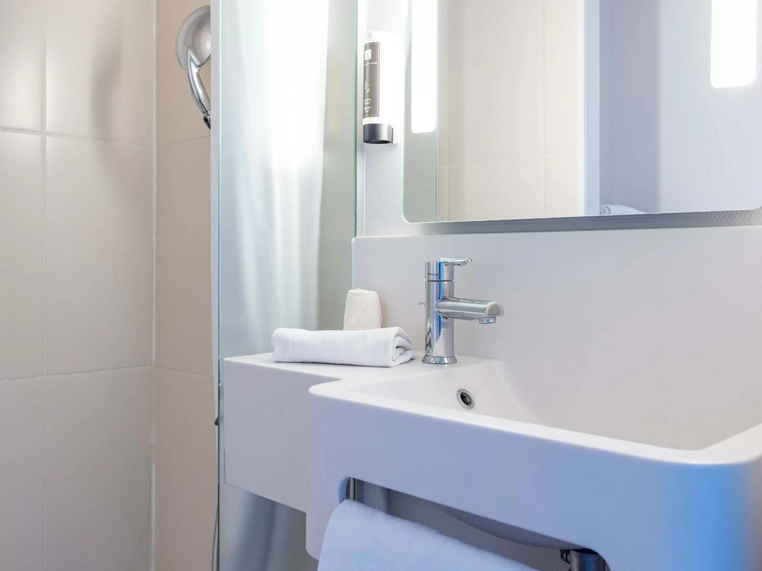 Bathroom in B&B HOTEL Rennes Ouest Villejean