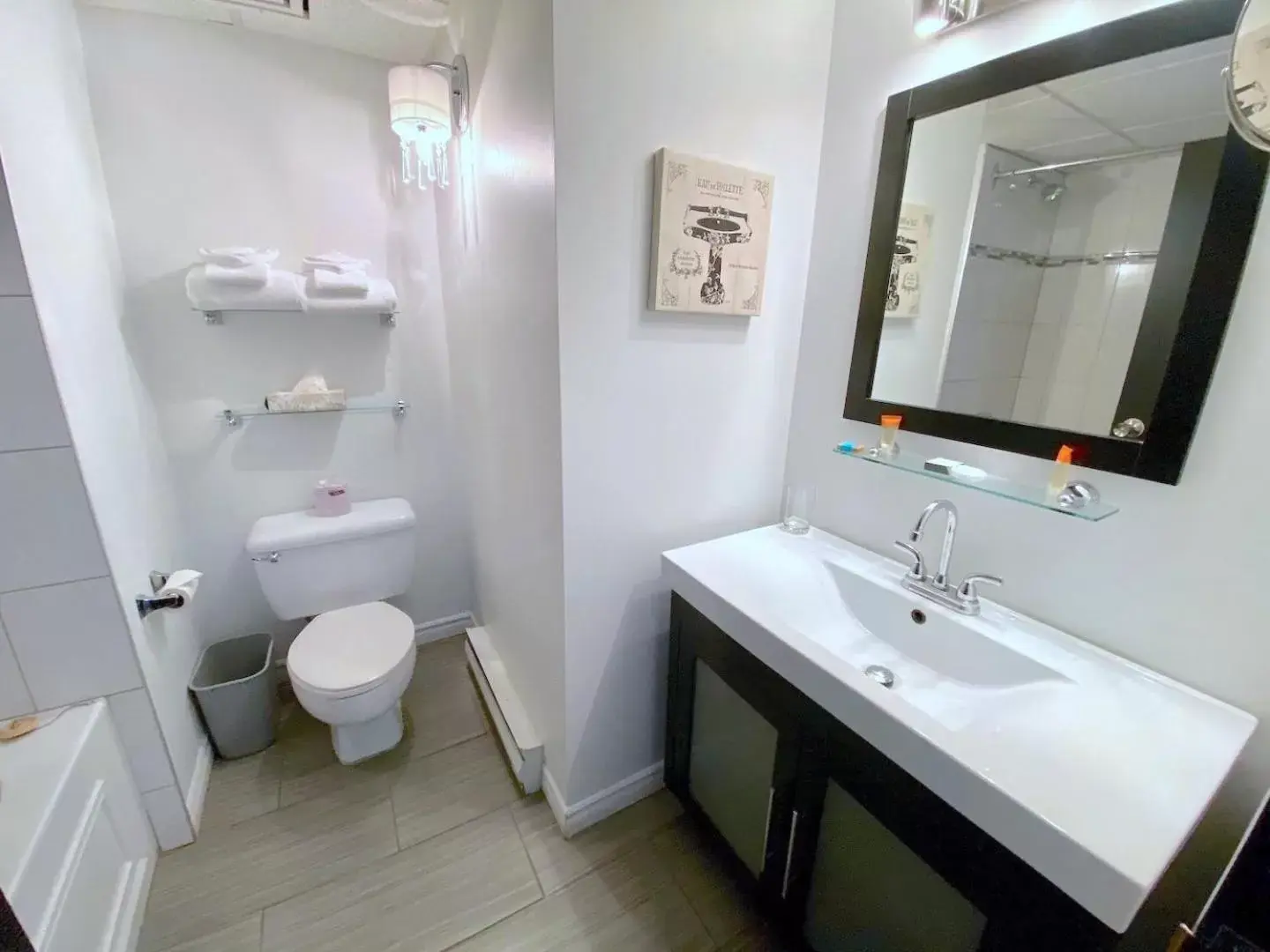 Toilet, Bathroom in Auberge Des Îles