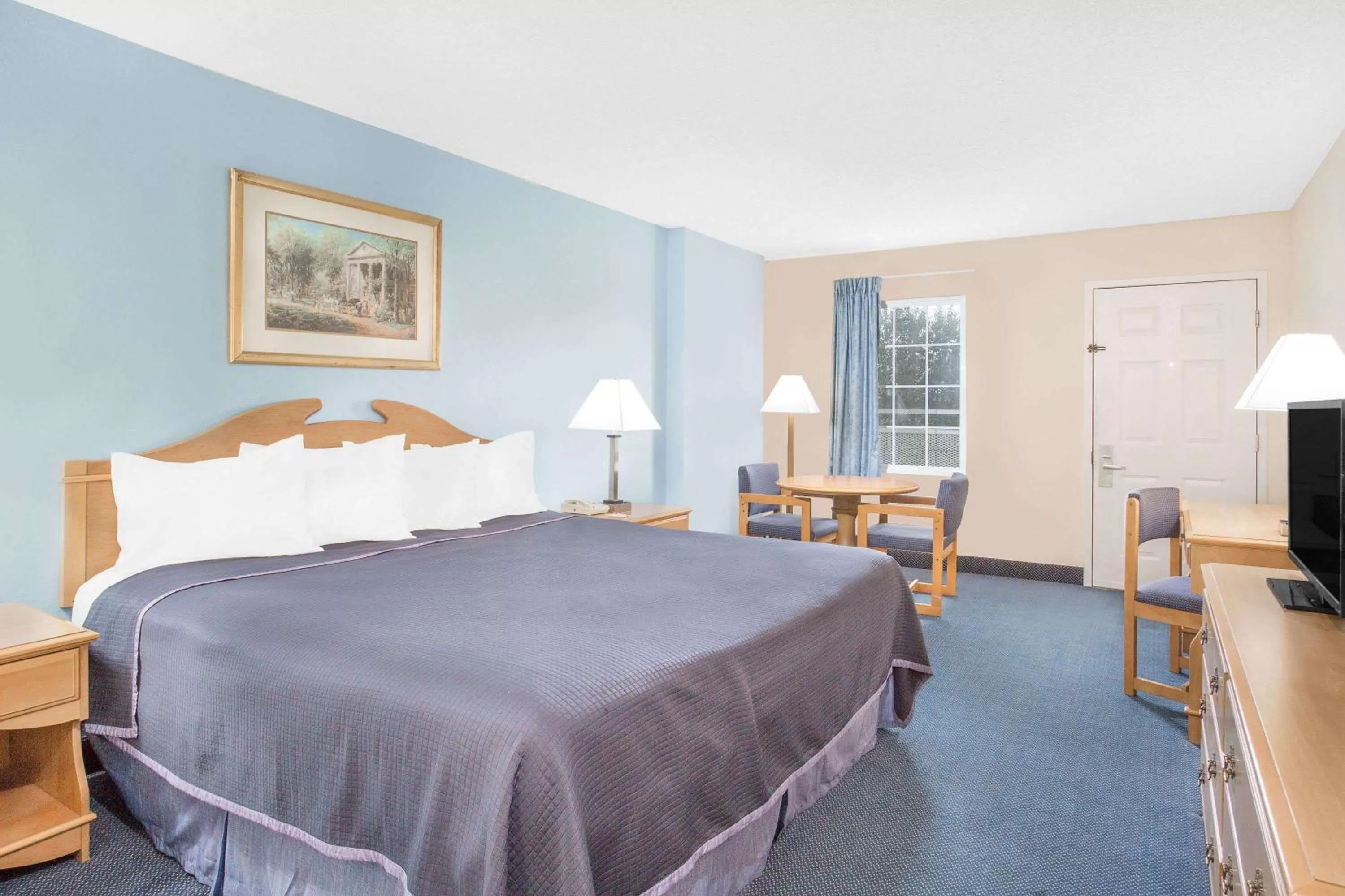 Photo of the whole room, Bed in Howard Johnson by Wyndham Staunton