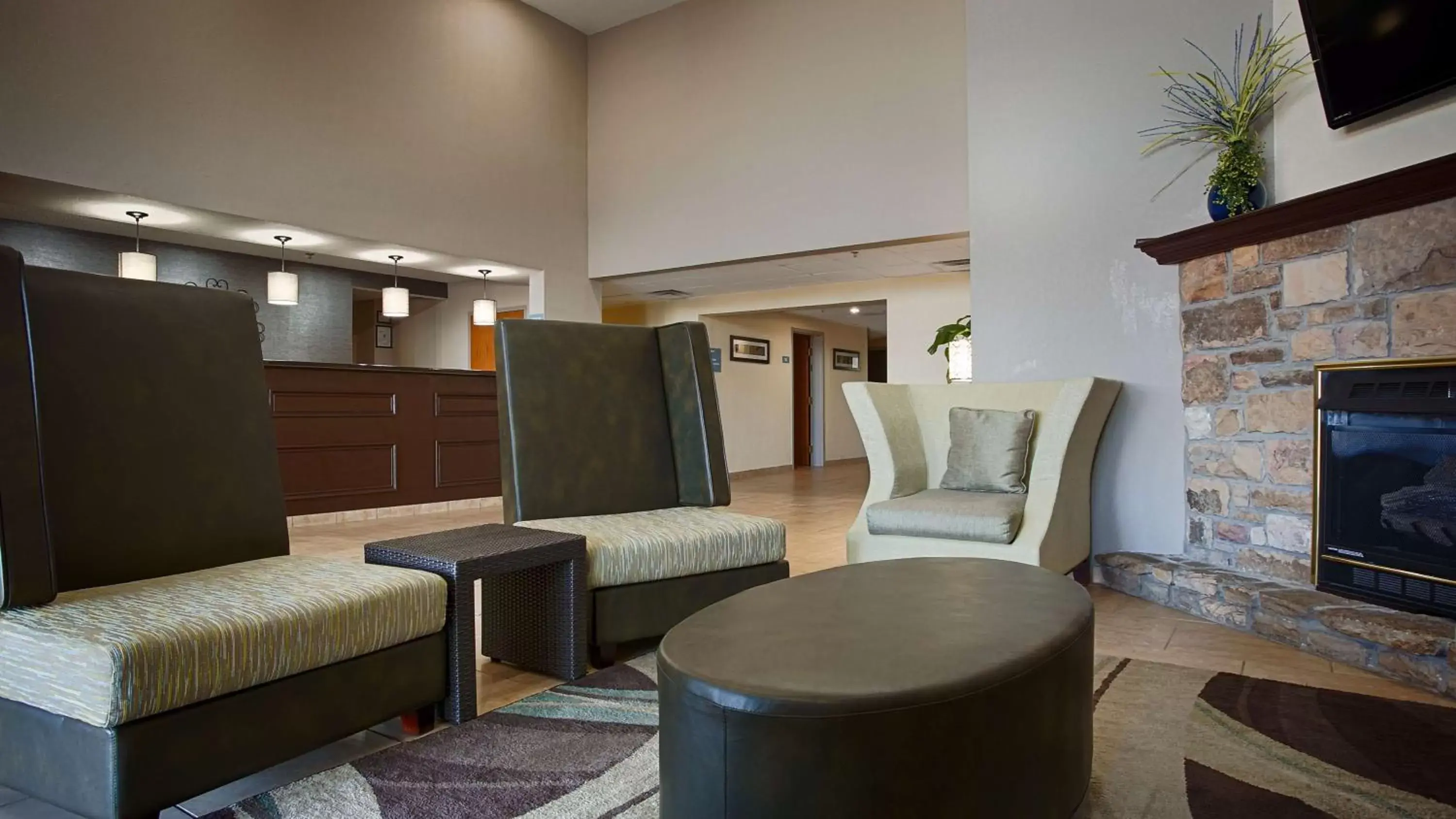 View (from property/room), Seating Area in Best Western Lake Cumberland Inn