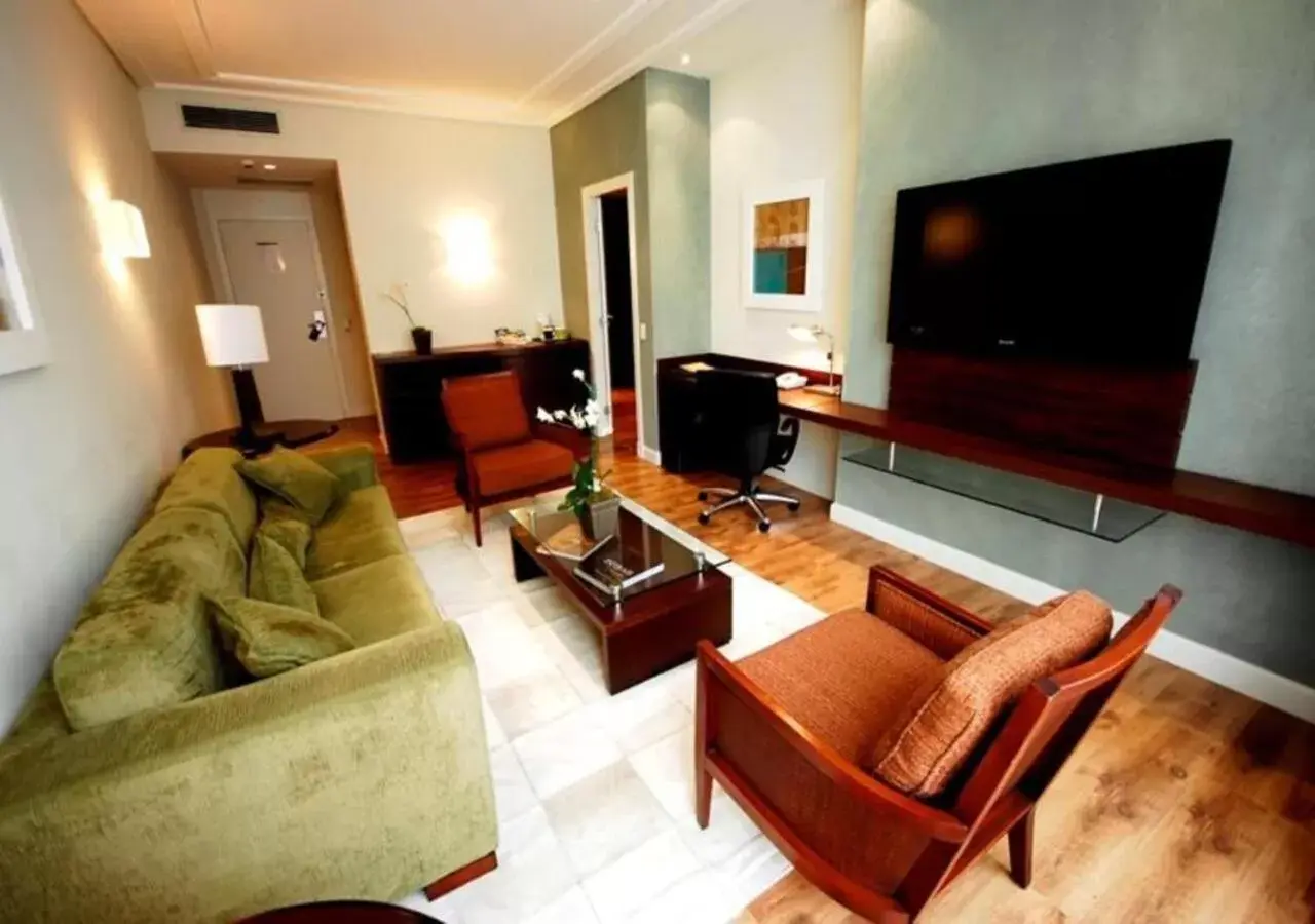 Communal lounge/ TV room, TV/Entertainment Center in Radisson Hotel Curitiba