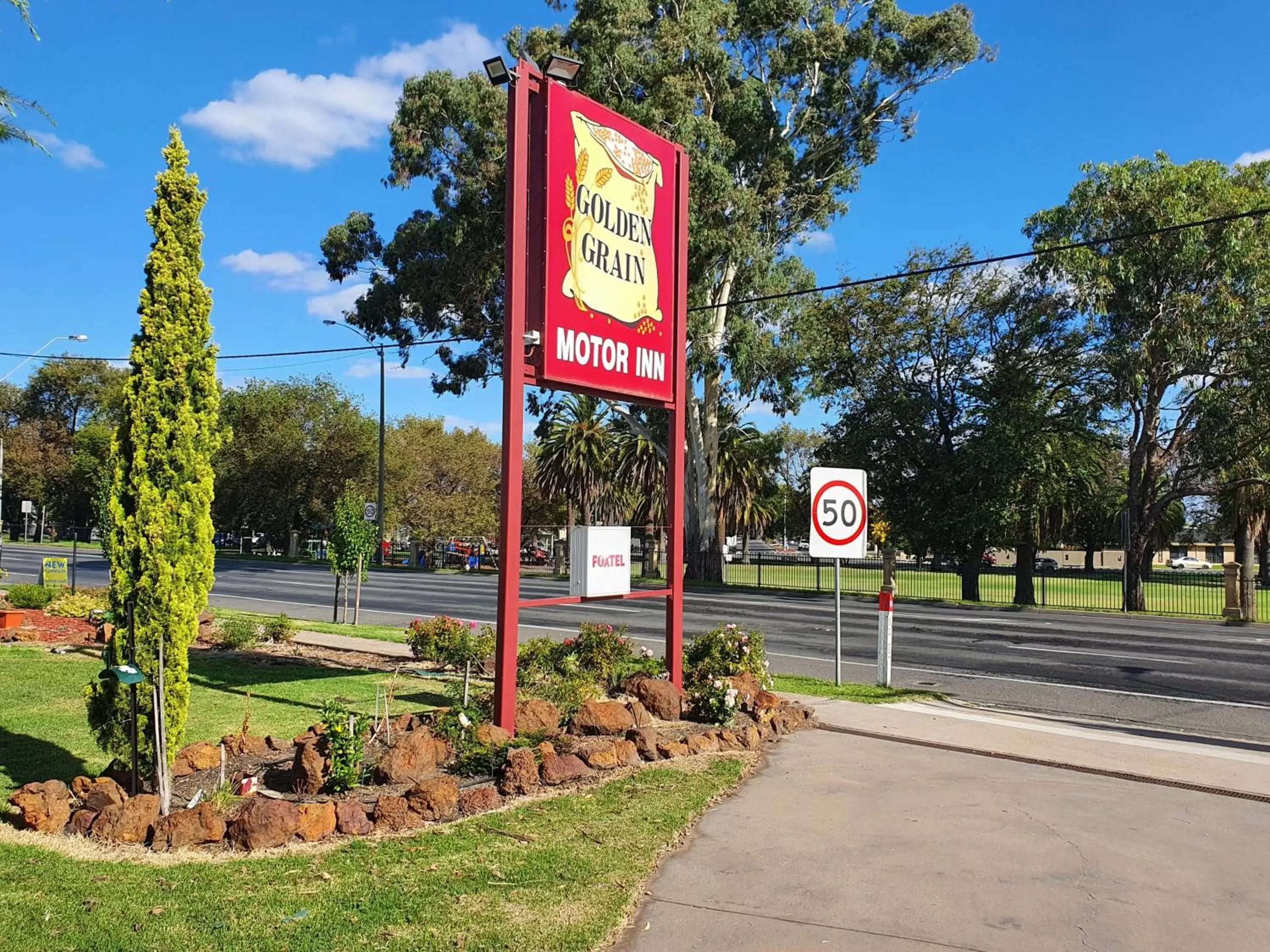 Property building, Property Logo/Sign in Golden Grain Motor Inn