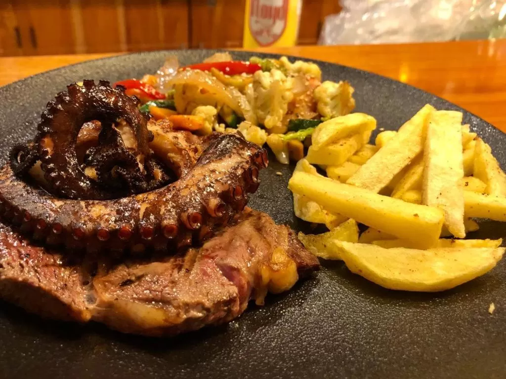 Restaurant/places to eat in Hotel La Isla