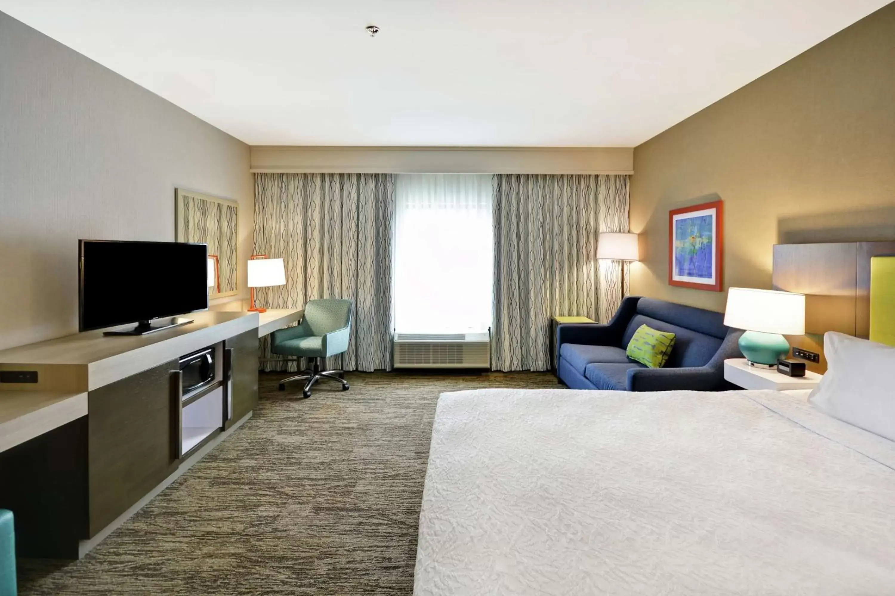 Bedroom, TV/Entertainment Center in Hampton Inn Suites Grants Pass