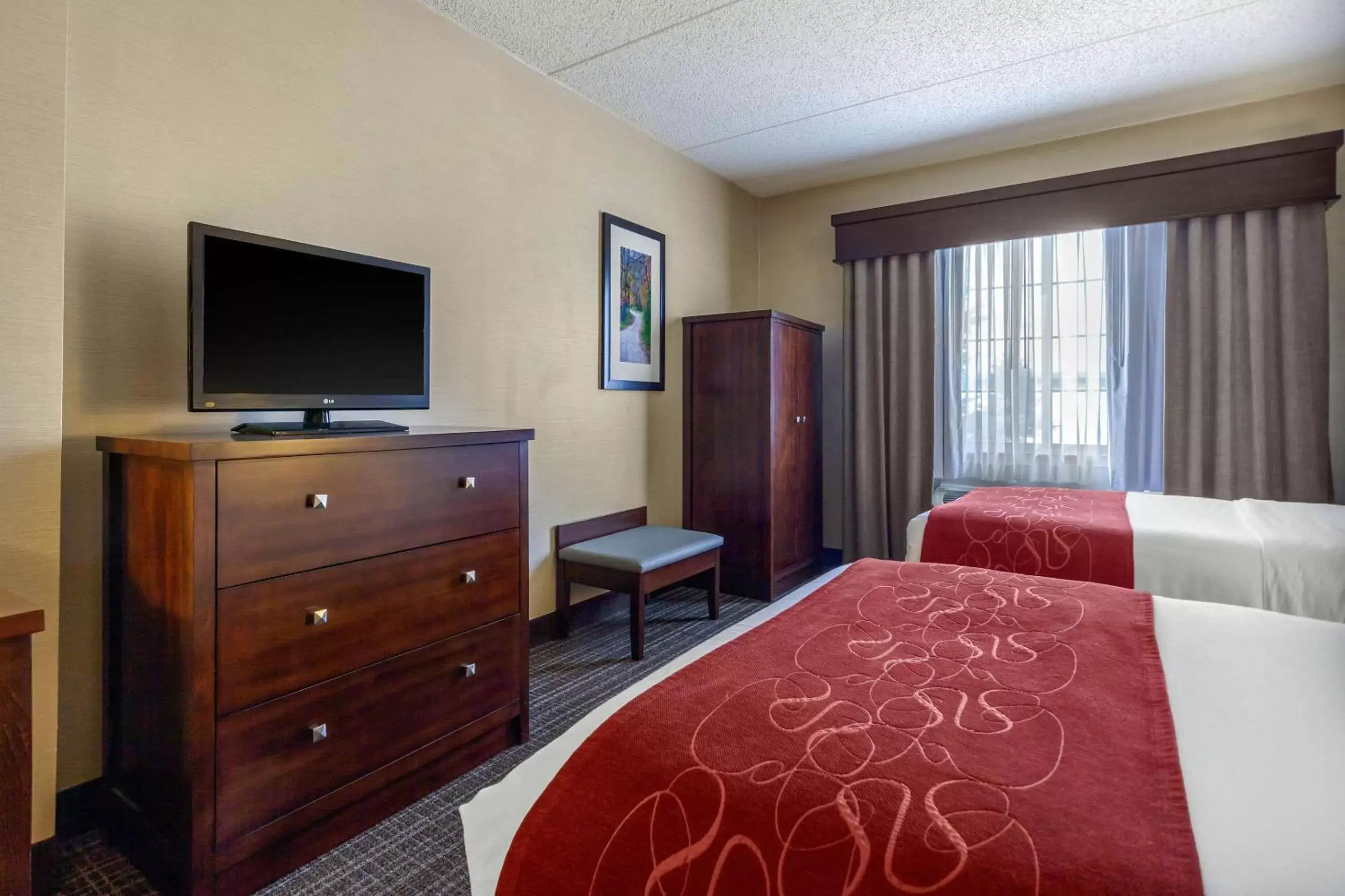 Photo of the whole room, TV/Entertainment Center in Comfort Suites Green Bay