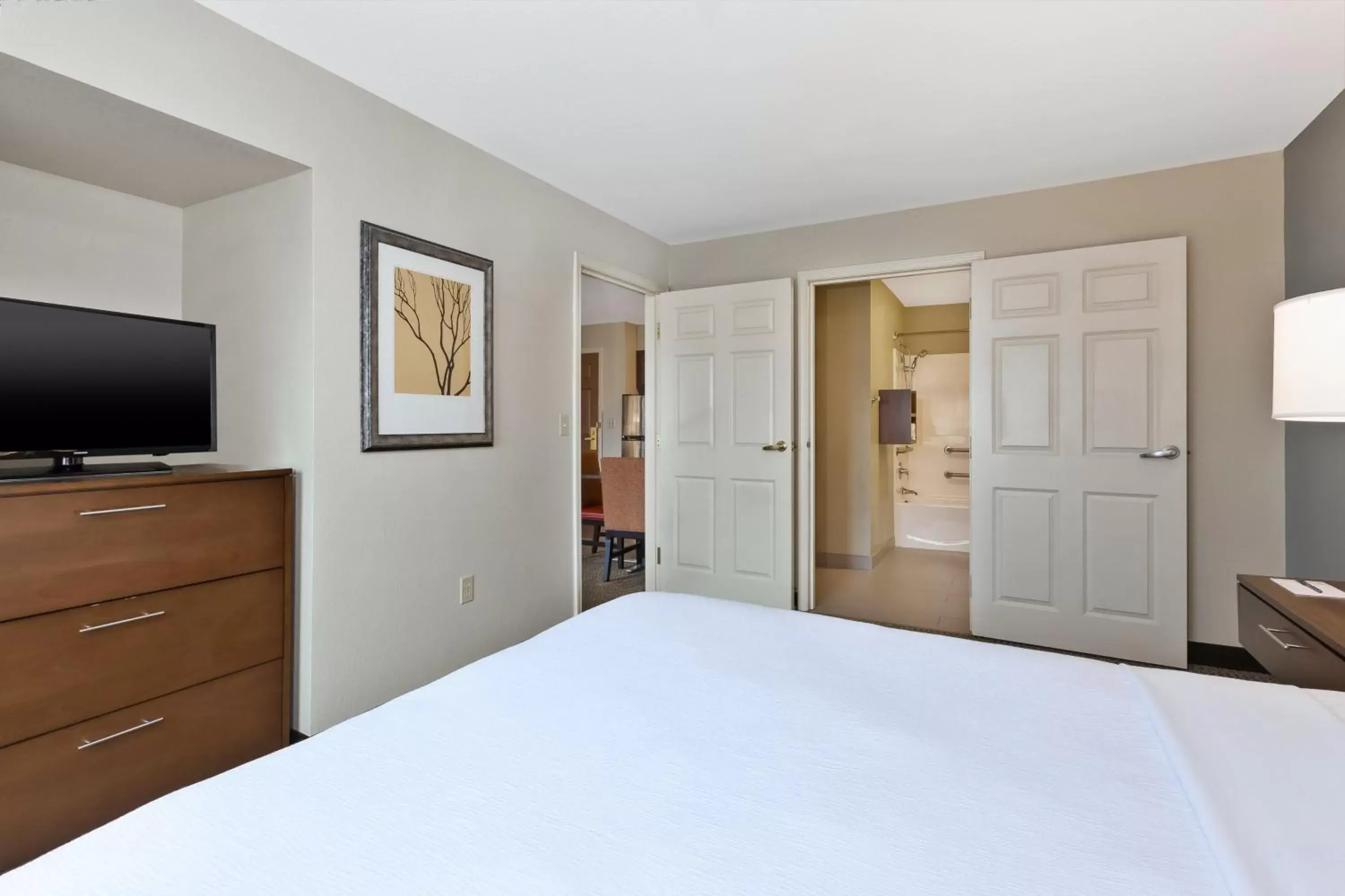 Photo of the whole room, Bed in Staybridge Suites Kalamazoo, an IHG Hotel