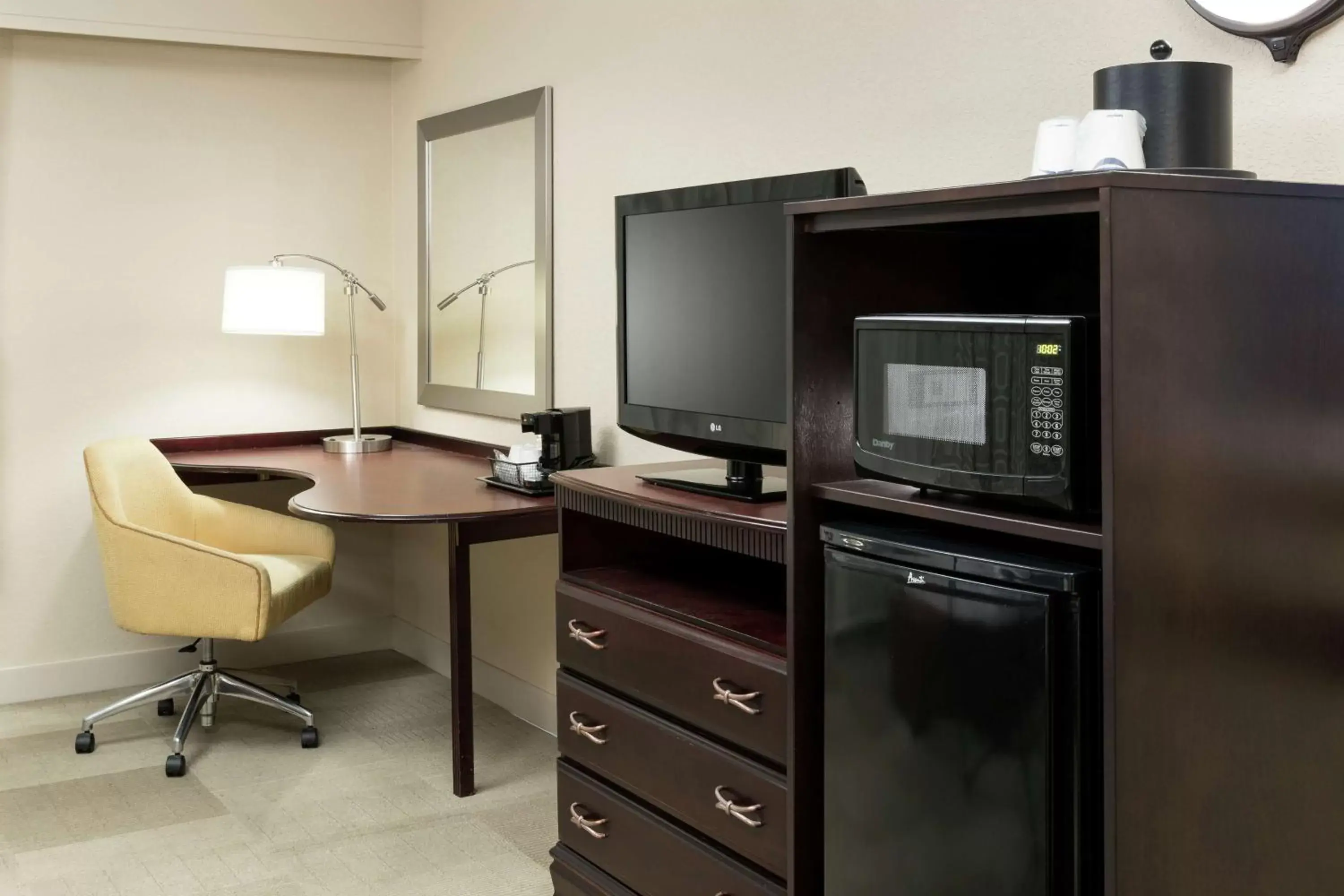 Bedroom, TV/Entertainment Center in Hampton Inn & Suites Pensacola I-10 N at University Town Plaza