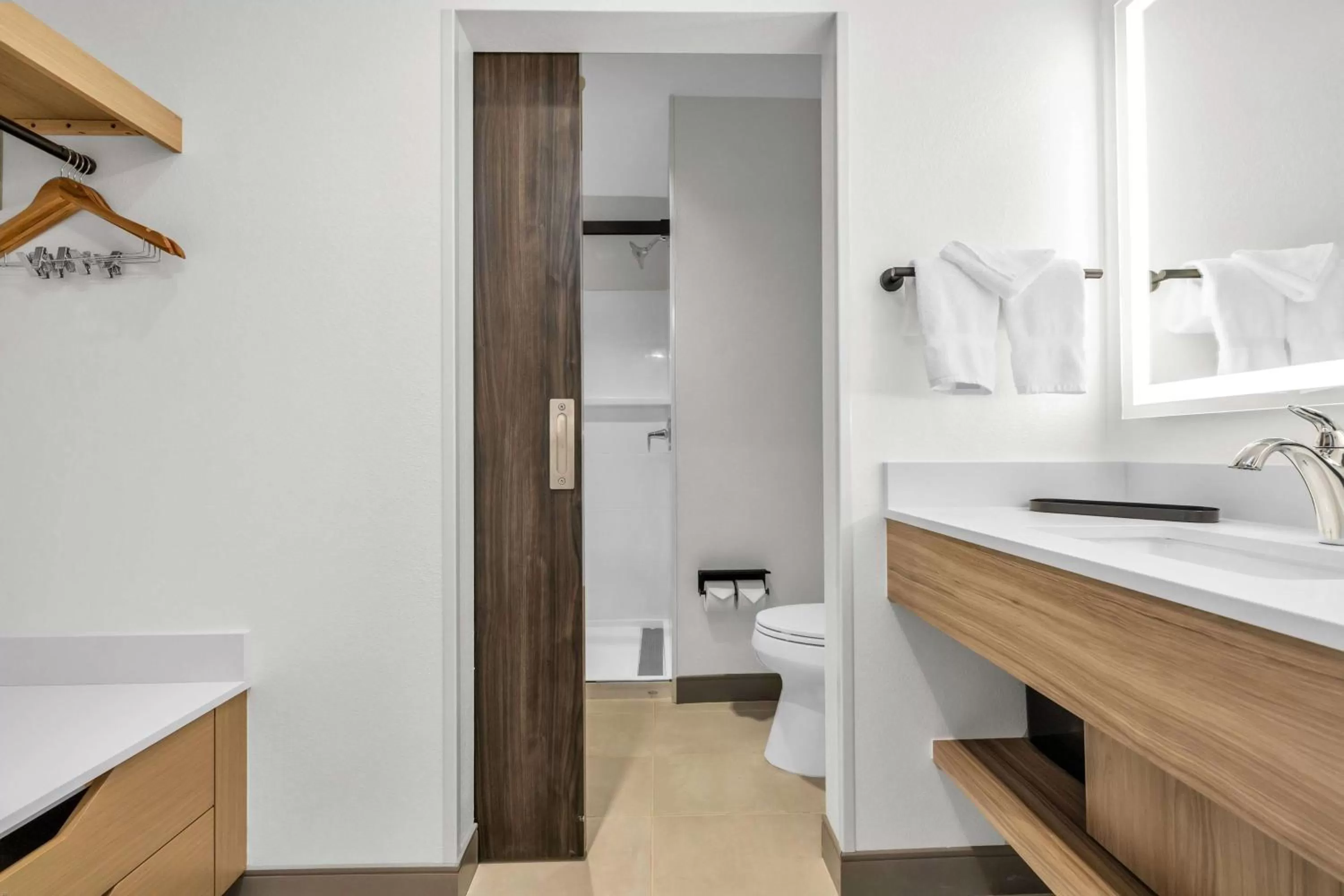 Bathroom in La Quinta Inn & Suites by Wyndham San Jose Airport-Downtown