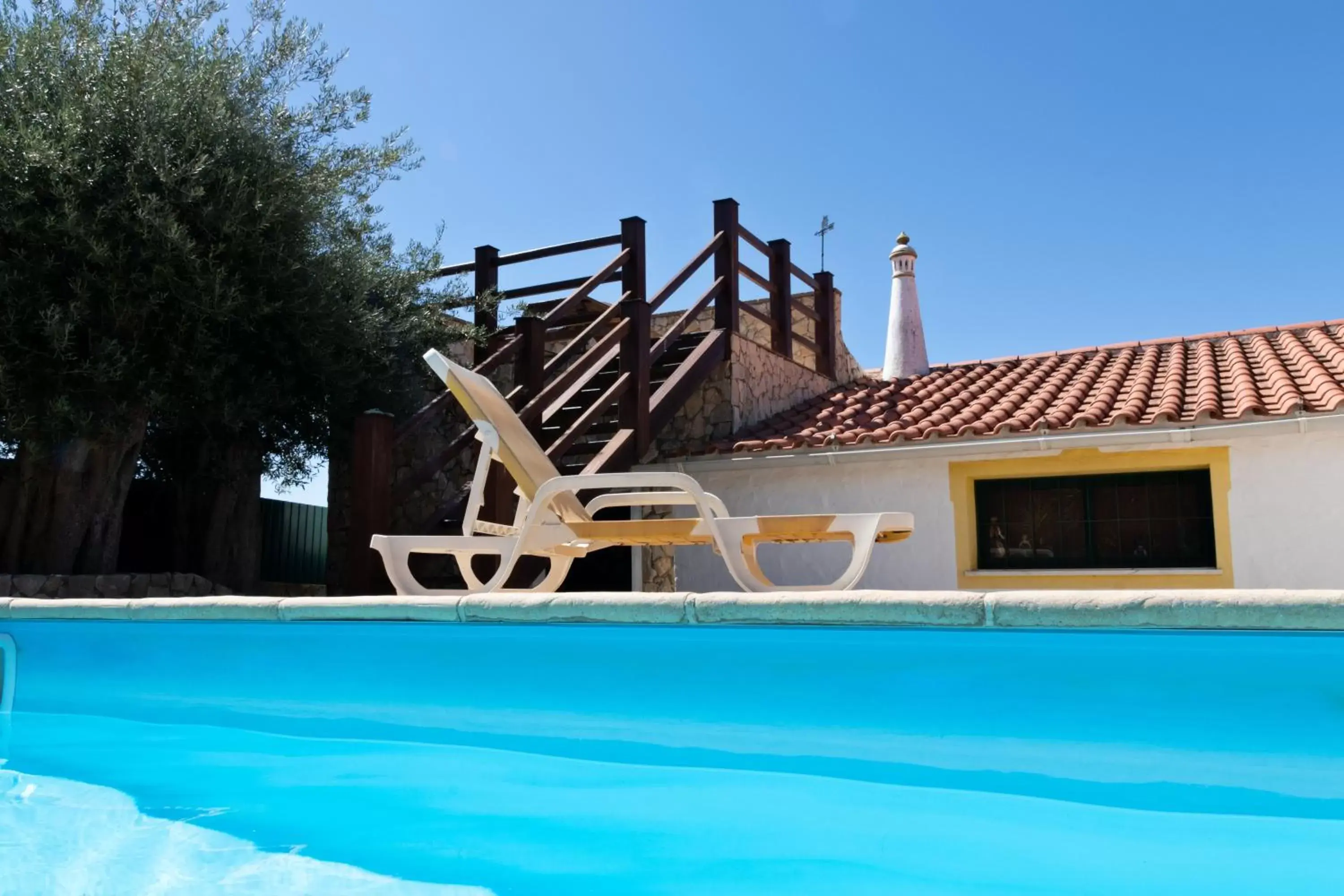 Property building, Swimming Pool in B&B Quinta da Romãzeira