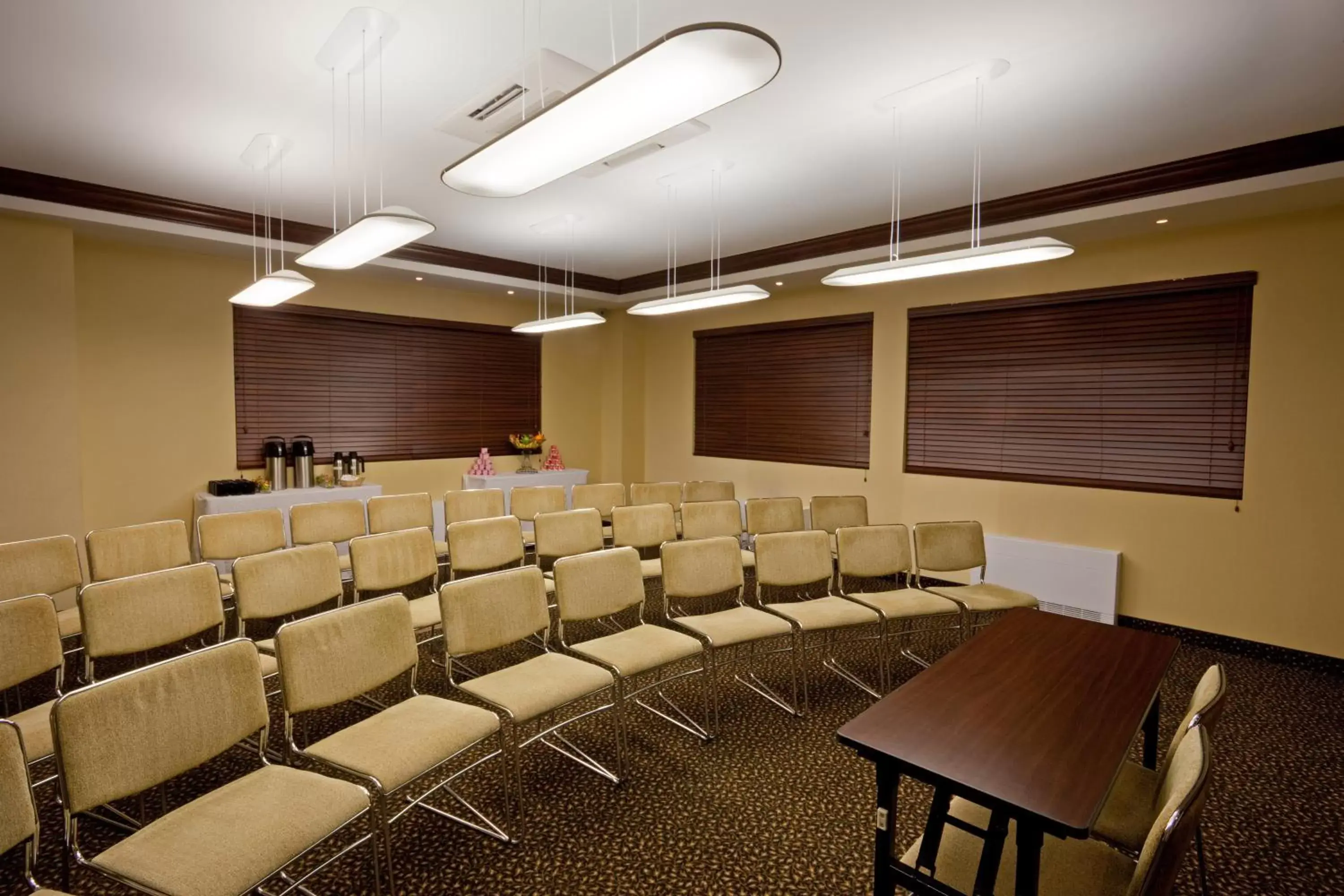 Meeting/conference room in Holiday Inn Express St. Jean Sur Richelieu, an IHG Hotel