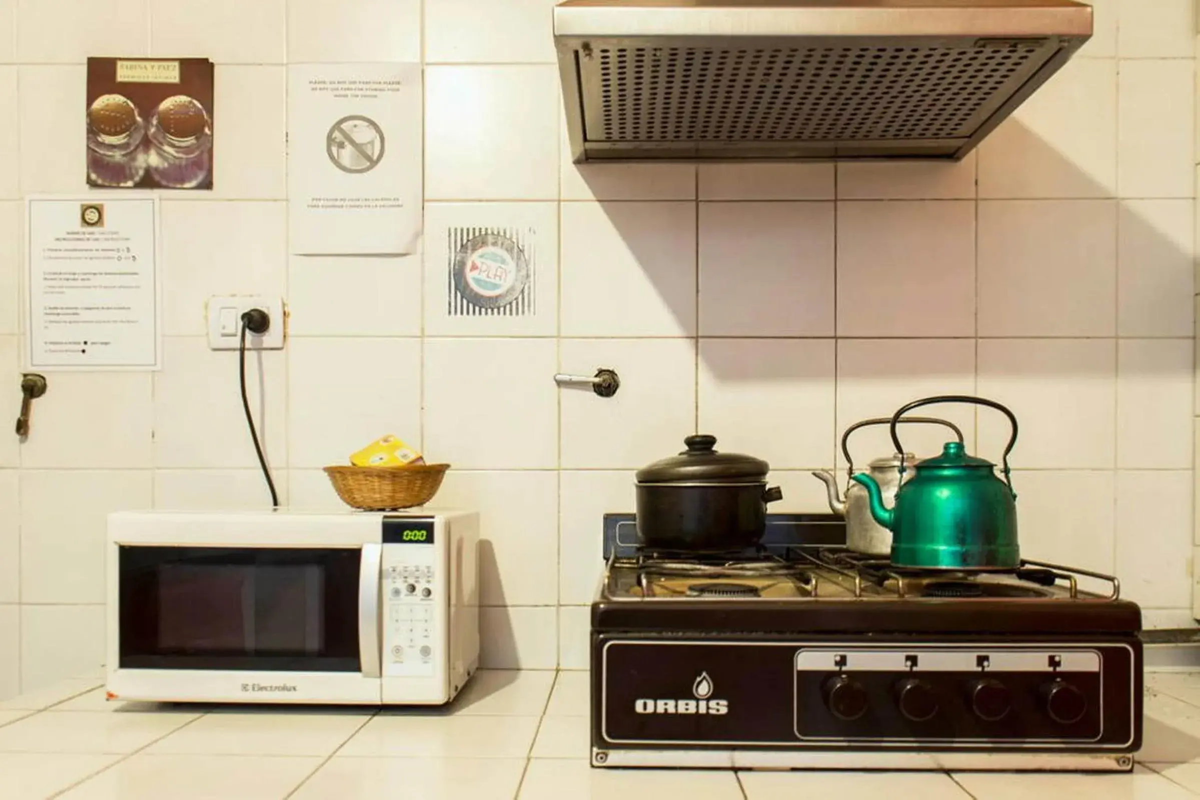 Communal kitchen, Kitchen/Kitchenette in Play Hostel Soho