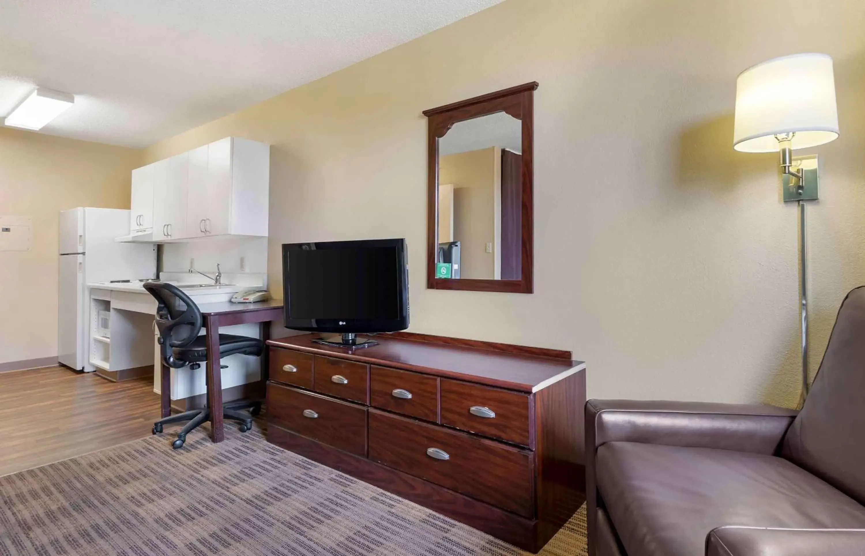 Bedroom, TV/Entertainment Center in Extended Stay America Suites - Rochester - Henrietta