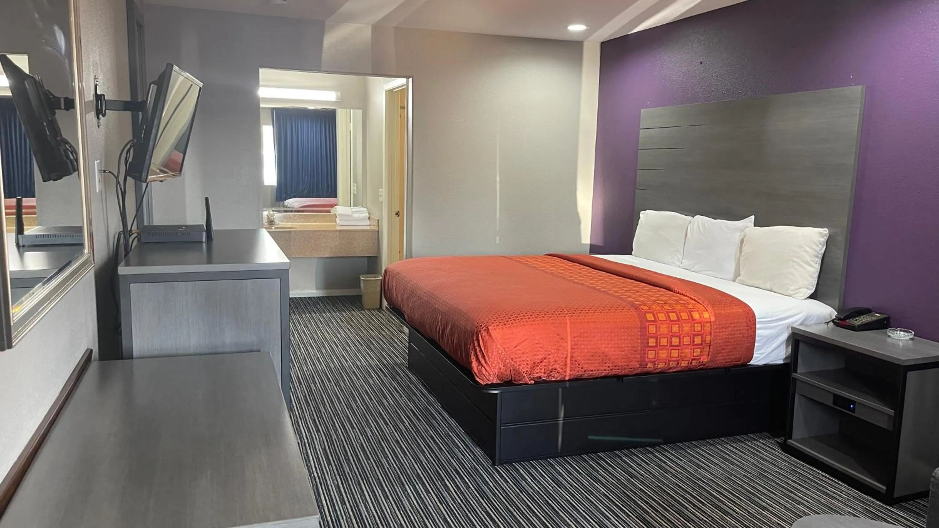 Bed in Executive Inn and Suites Houston