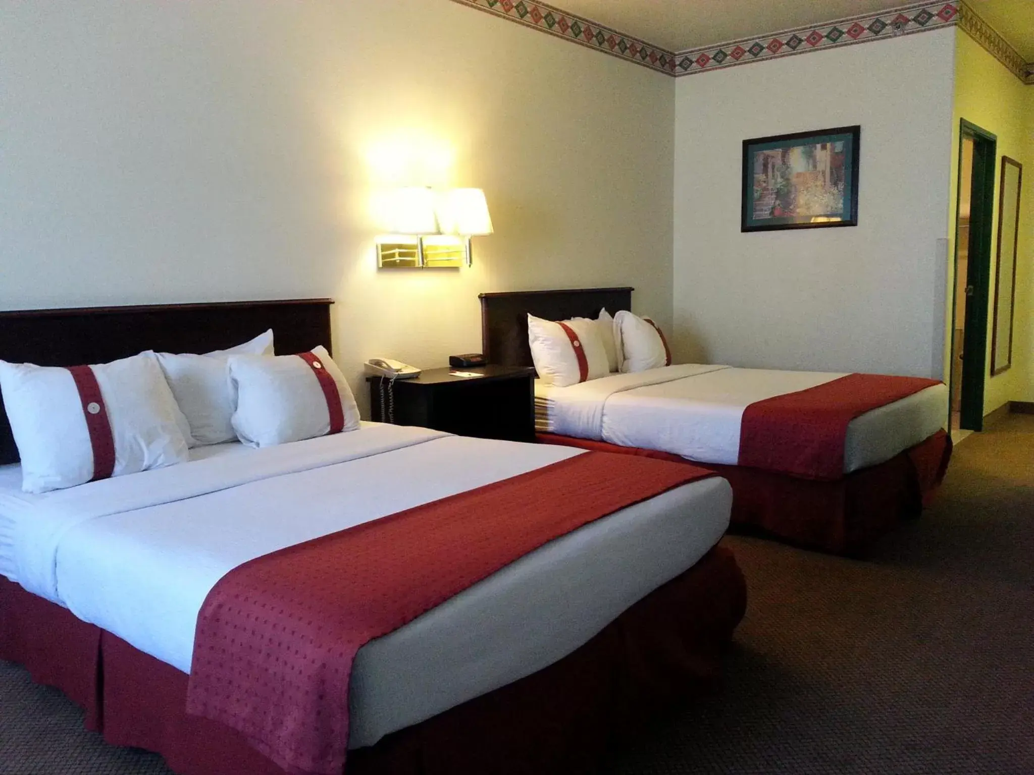 Photo of the whole room, Bed in Ramada by Wyndham Williams/Grand Canyon Area