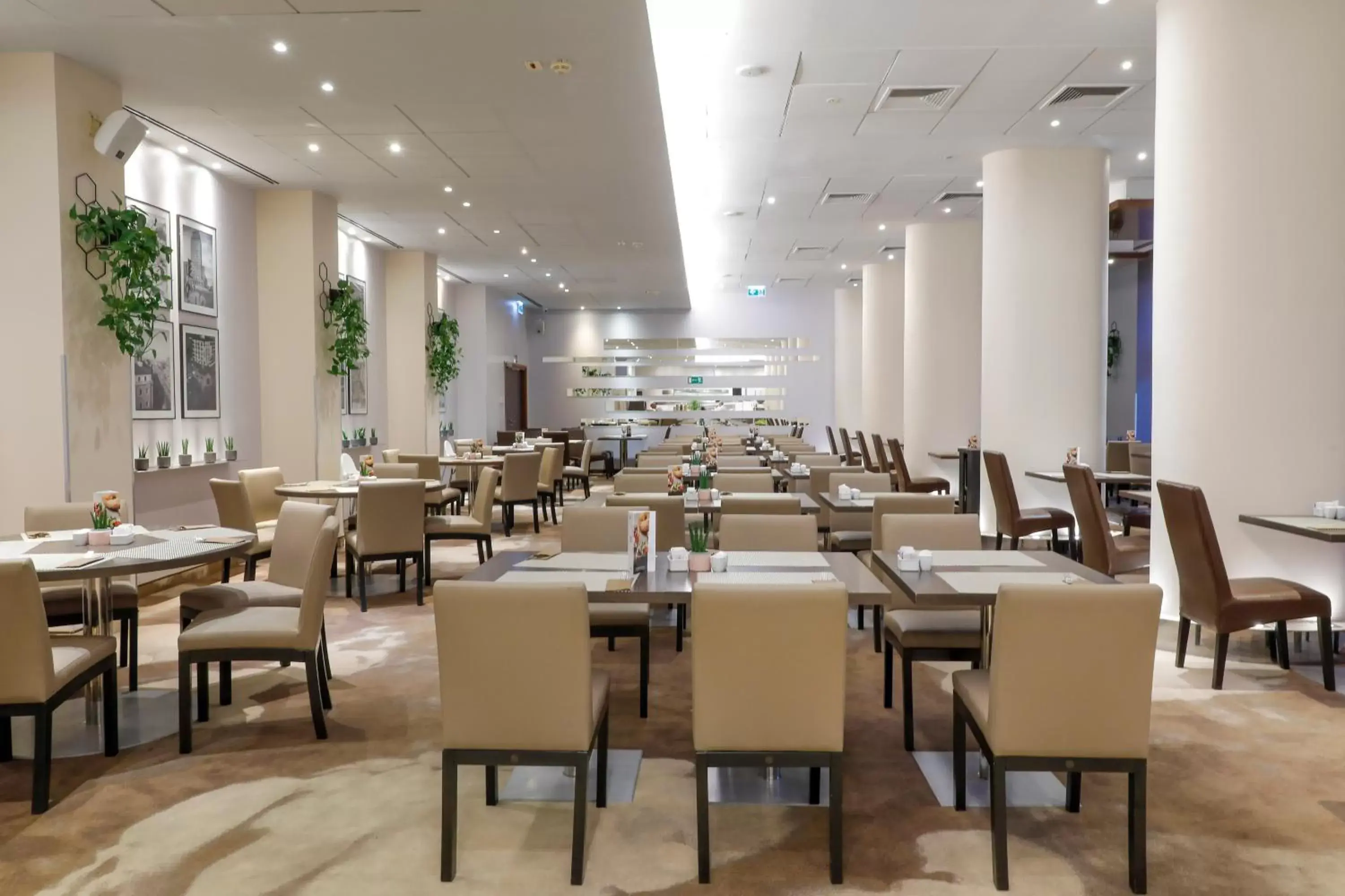 Breakfast, Restaurant/Places to Eat in Mercure Warszawa Grand