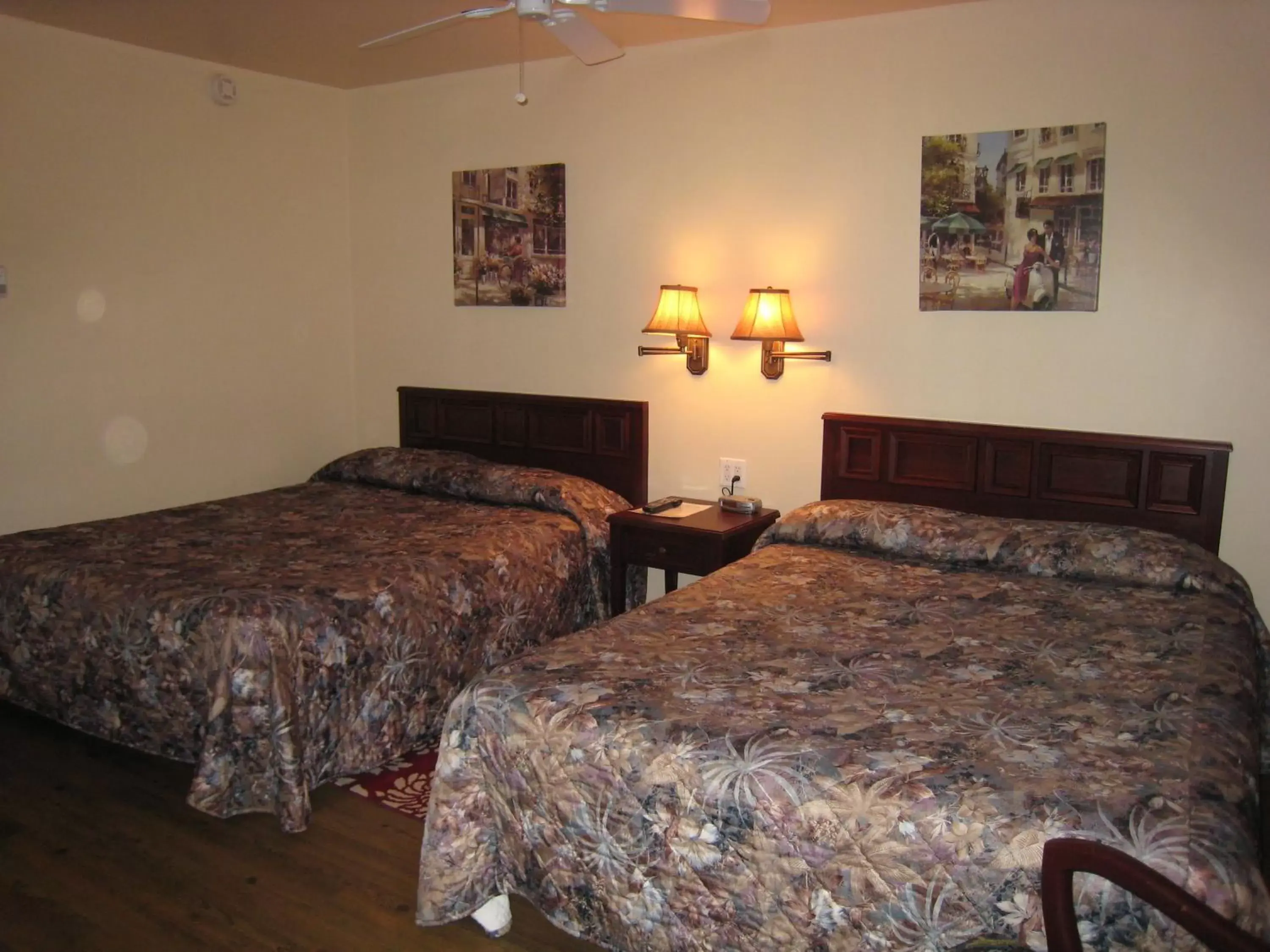 Queen Room with Two Queen Beds in Johnny's Motel Queen Room with Two Queen Beds in Johnny's Motel