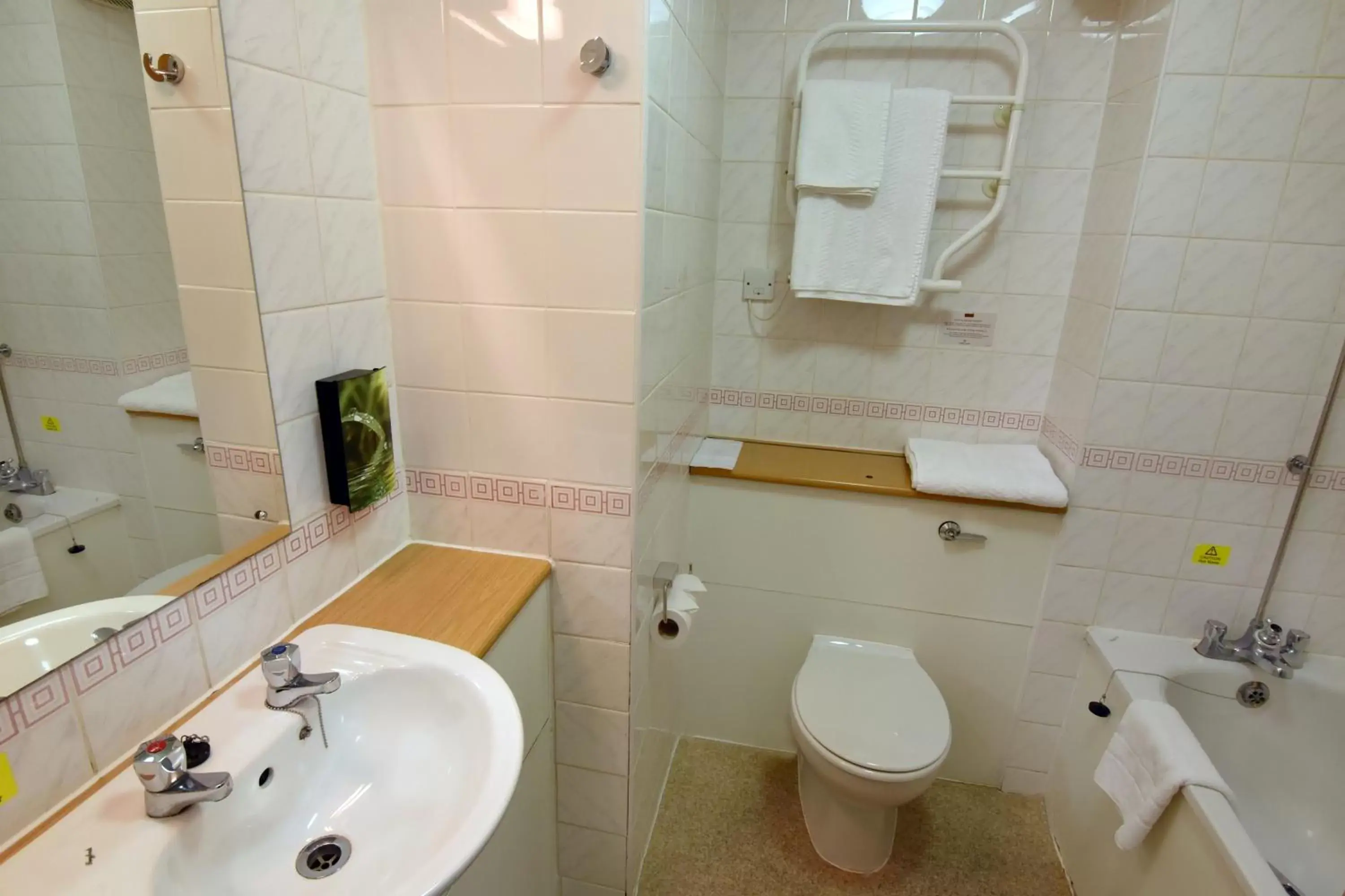 Standard Twin Room in Royal Oak by Greene King inns Standard Twin Room in Royal Oak by Greene King inns