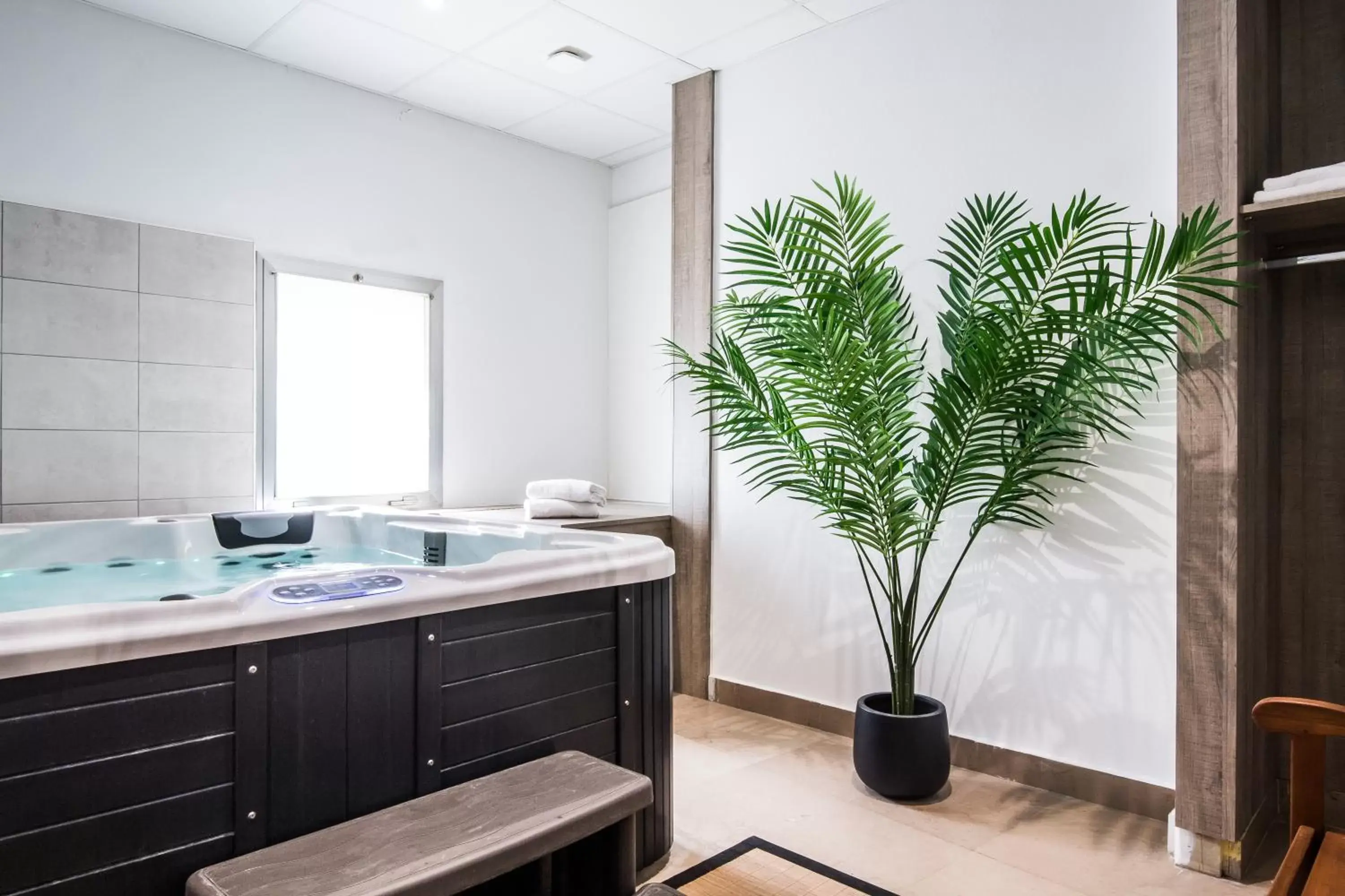 Hot Tub, Bathroom in Le Cheval Blanc