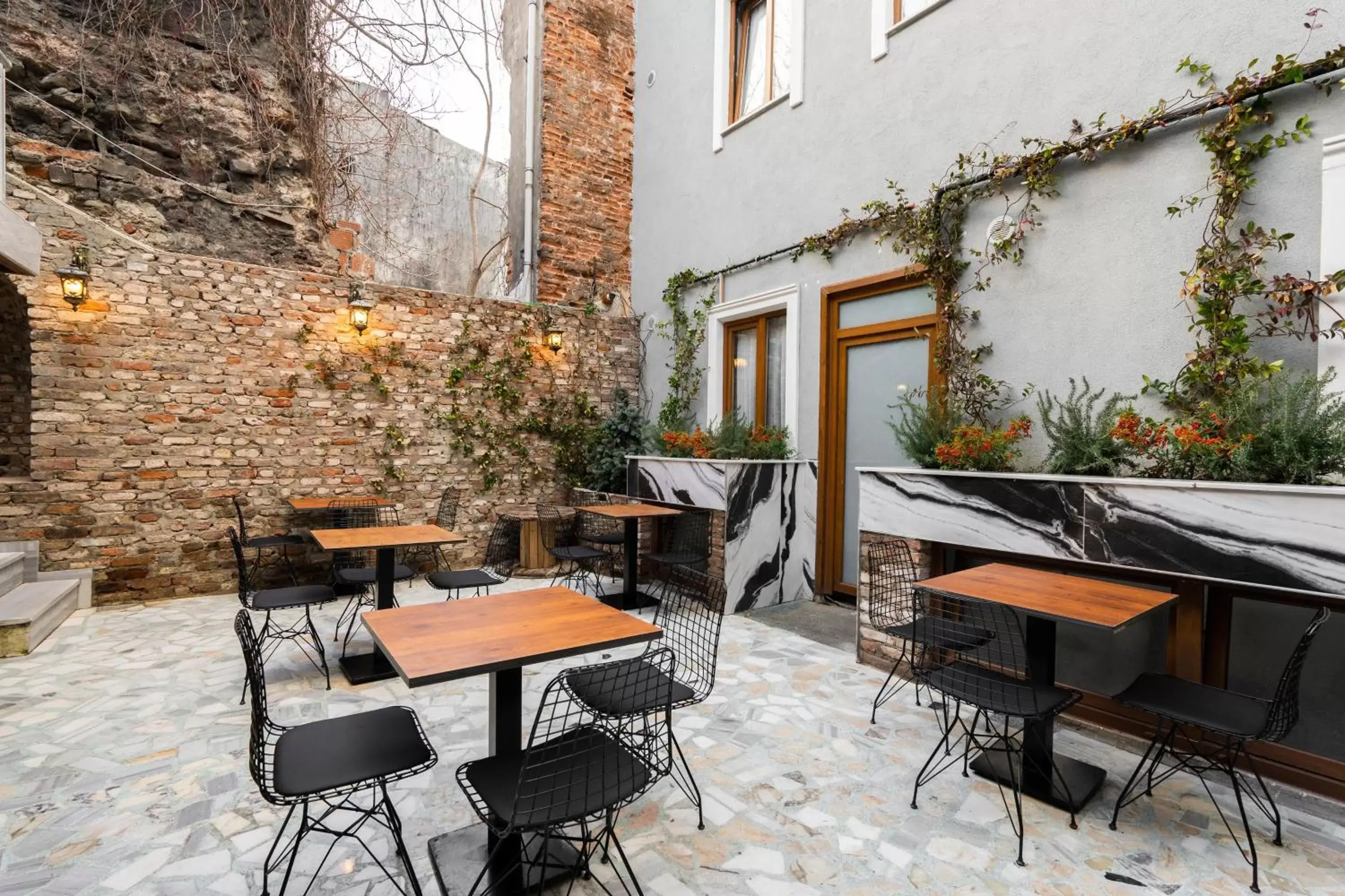 Patio, Restaurant/Places to Eat in Castillo Rojo Hotel Istanbul