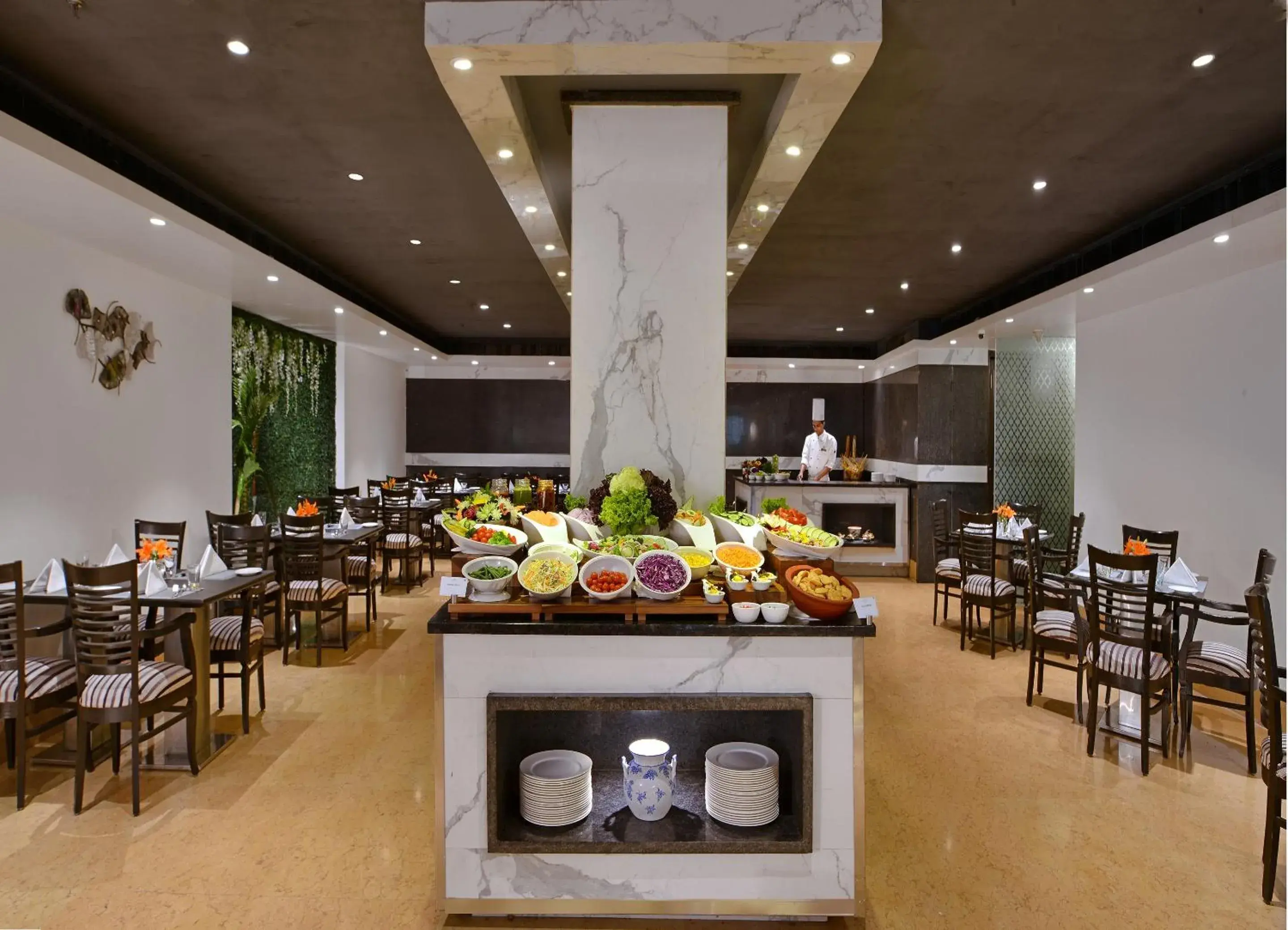 Restaurant/Places to Eat in Taurus Sarovar Portico