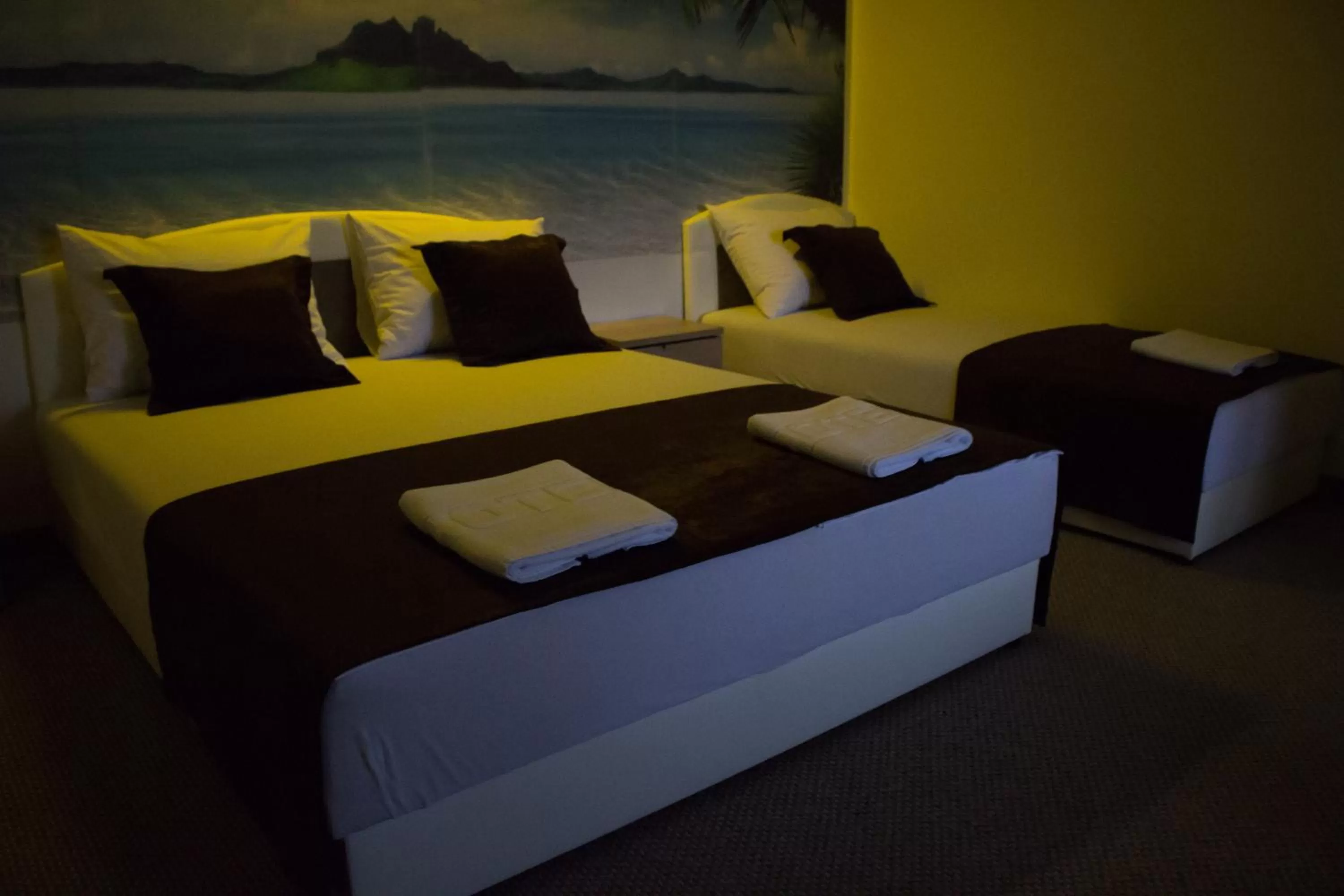 Bedroom, Bed in Motel Aura